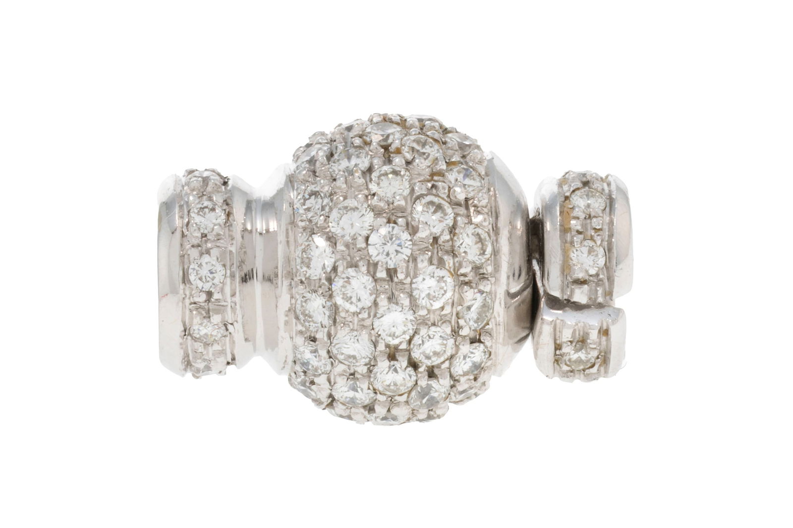 Fermoir boule or gris 750 pavé de diamants taille brillant, long. 1.4 cm, 3g: Fermoir boule or gris 750 pavé de diamants taille brillant, long. 1.4 cm, 3g ConditionTrès bon état général. 