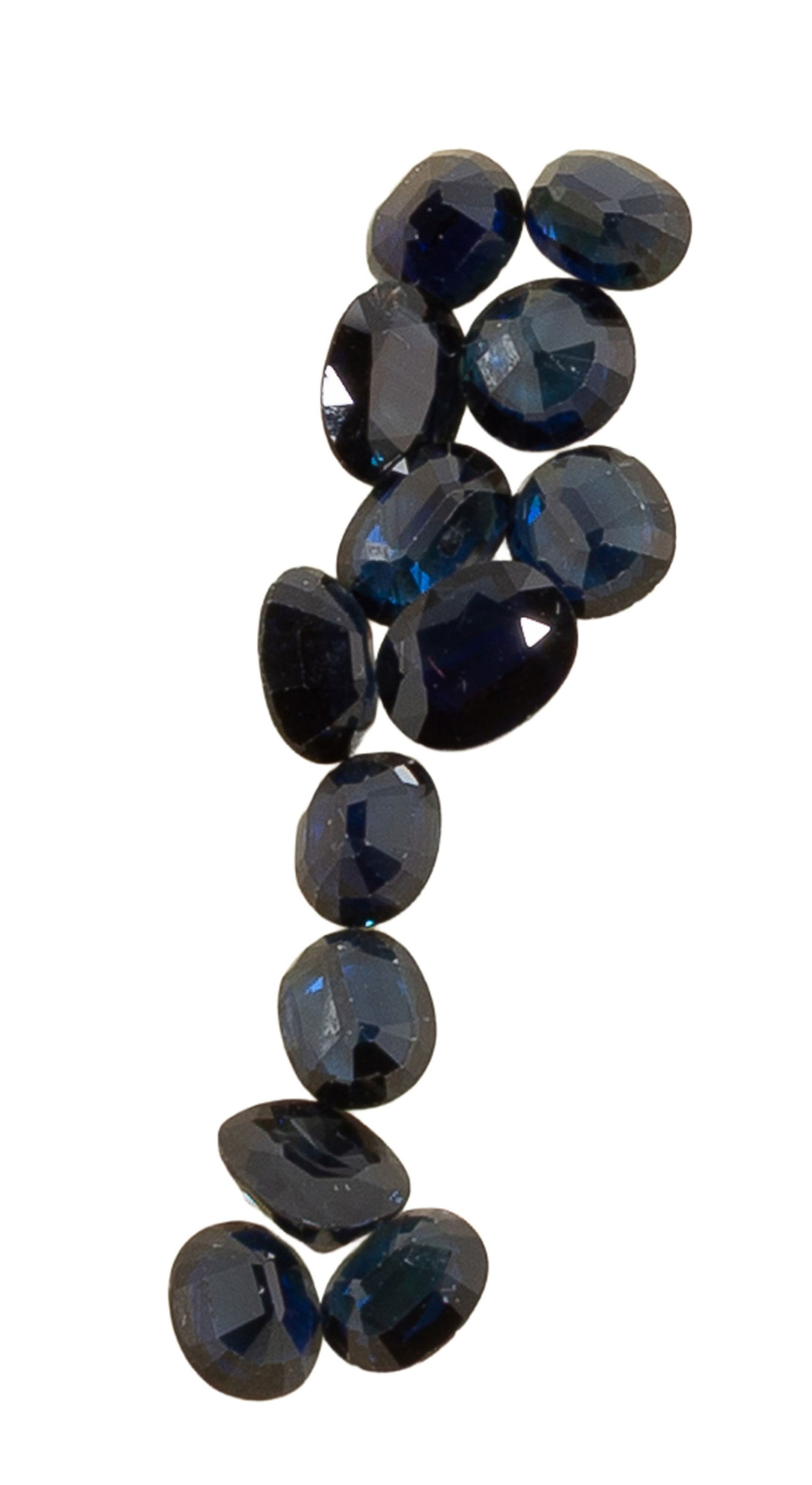 Lot composé de rubis, saphirs et saphirs jaunes sur papier de tailles diverses: Lot composé de rubis, saphirs et saphirs jaunes sur papier de tailles diverses 