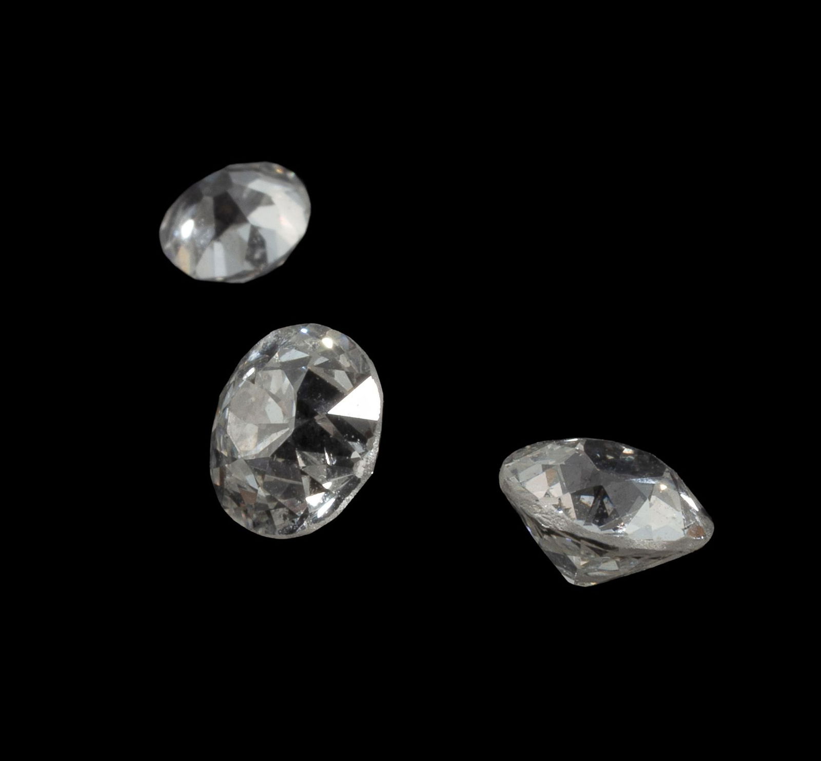 Lot de pierres non montées comprenant des saphirs, des diamants ainsi que des grenats de taille (1 of 1)