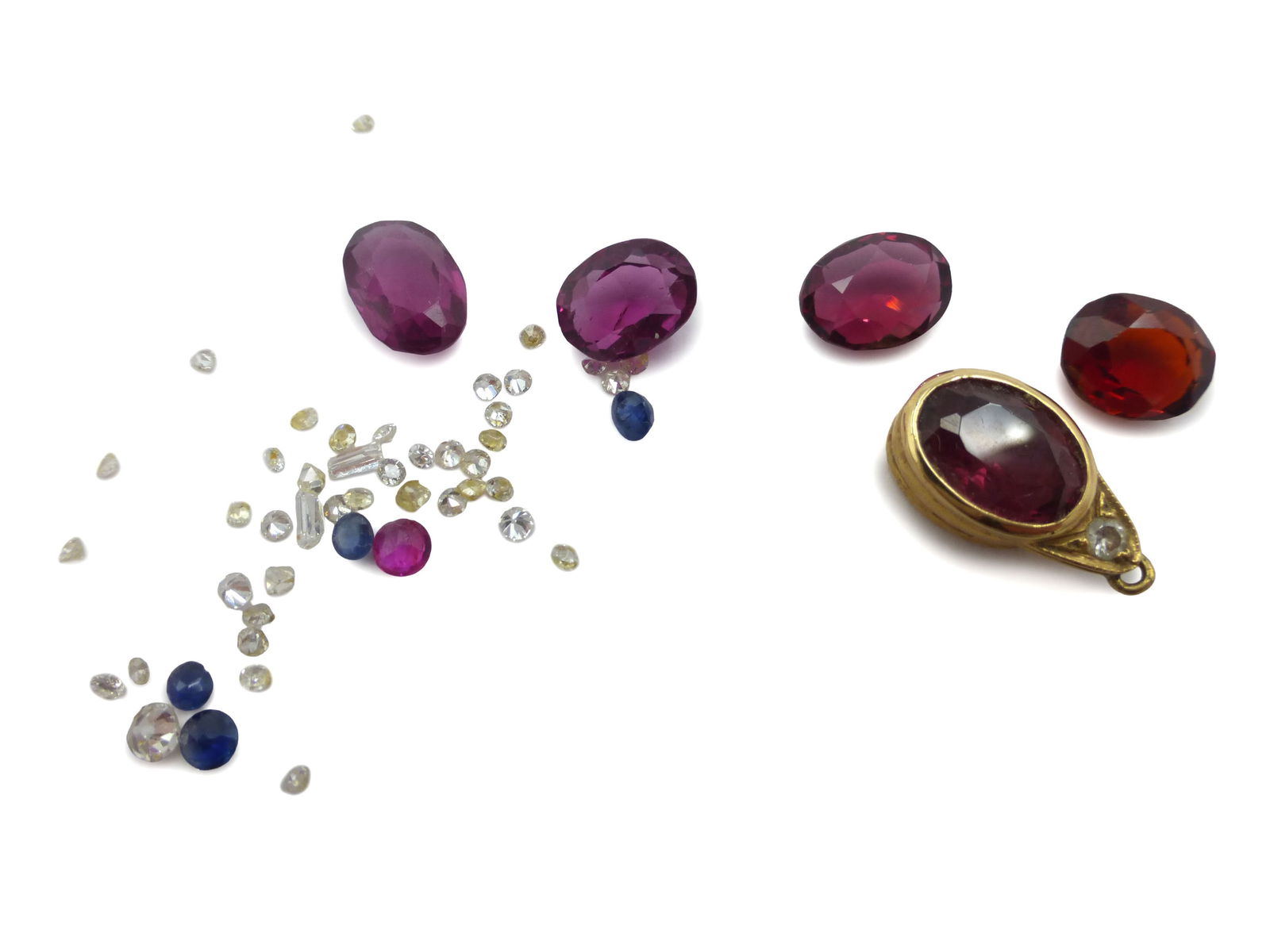 Lot de pierres non montées comprenant des saphirs, des diamants ainsi que des grenats de taille - 2
