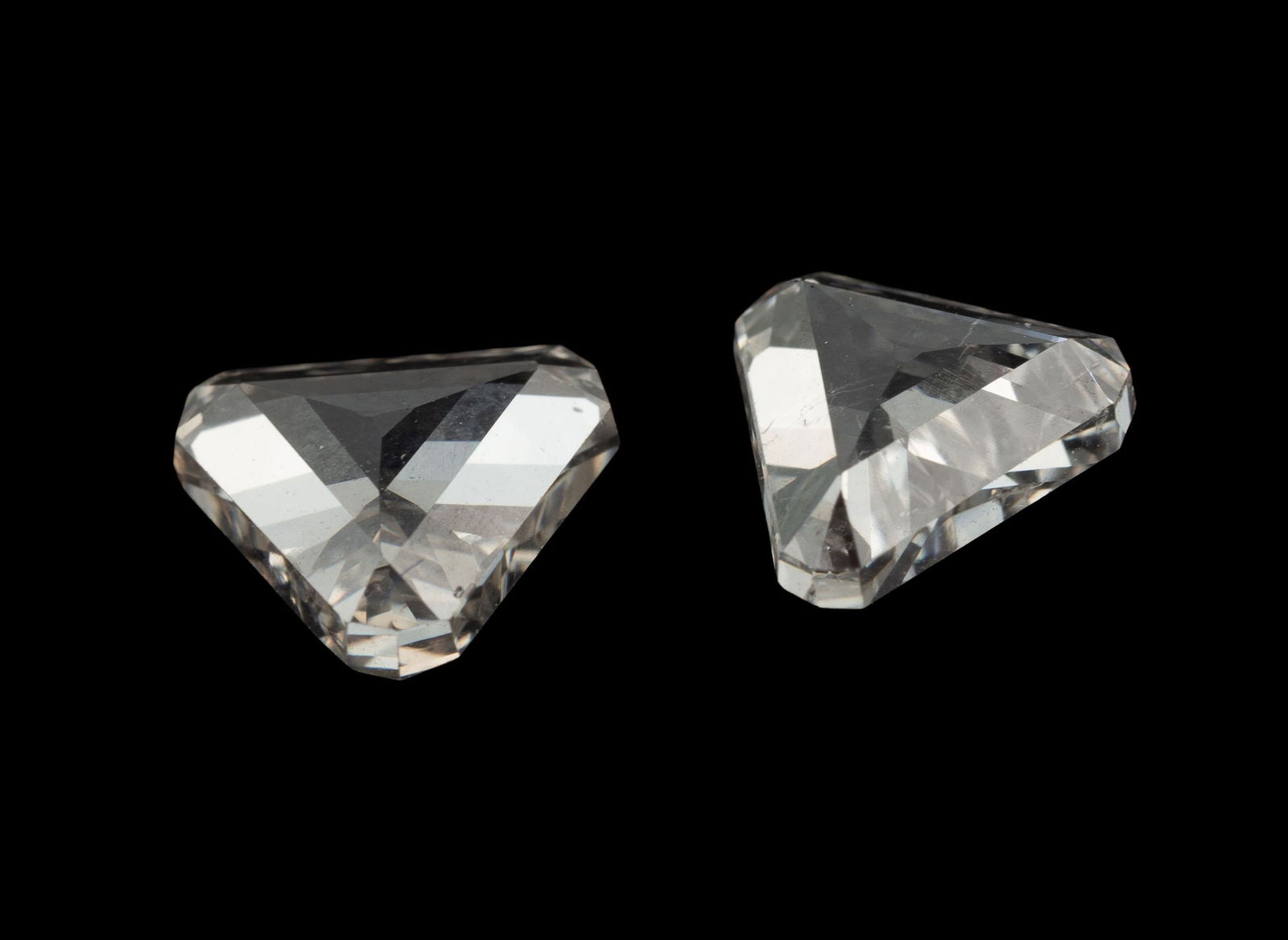 Lot de deux diamants taille triangle à pans coupés pour un total de 1.65 carat: Lot de deux diamants taille triangle à pans coupés pour un total de 1.65 carat Two loose triangular shaped diamonds for a total of 1.65 carat Condition6.19x6.17x2.29mm 5.87x6.06x2.64 mm