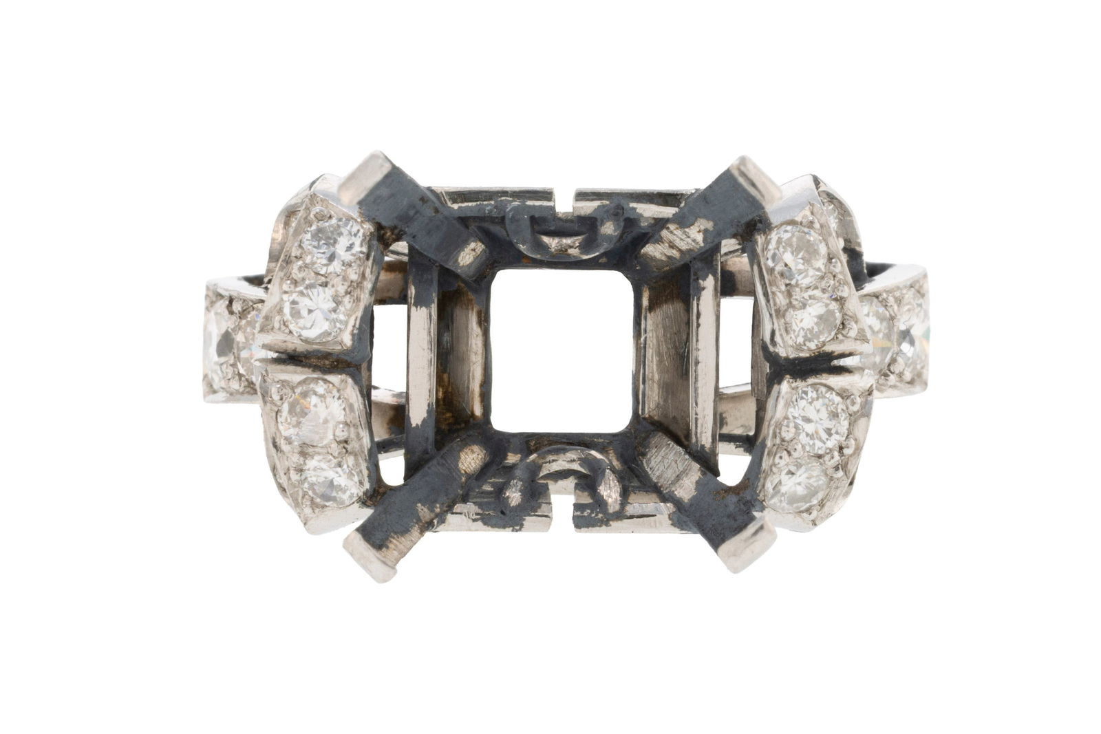 Monture de bague années 1950-60 platine sertie de diamants taille brillant épaulant un ch&: Monture de bague années 1950-60 platine sertie de diamants taille brillant épaulant un châton vide, doigt 46-6 ConditionBon état de conservation général. 