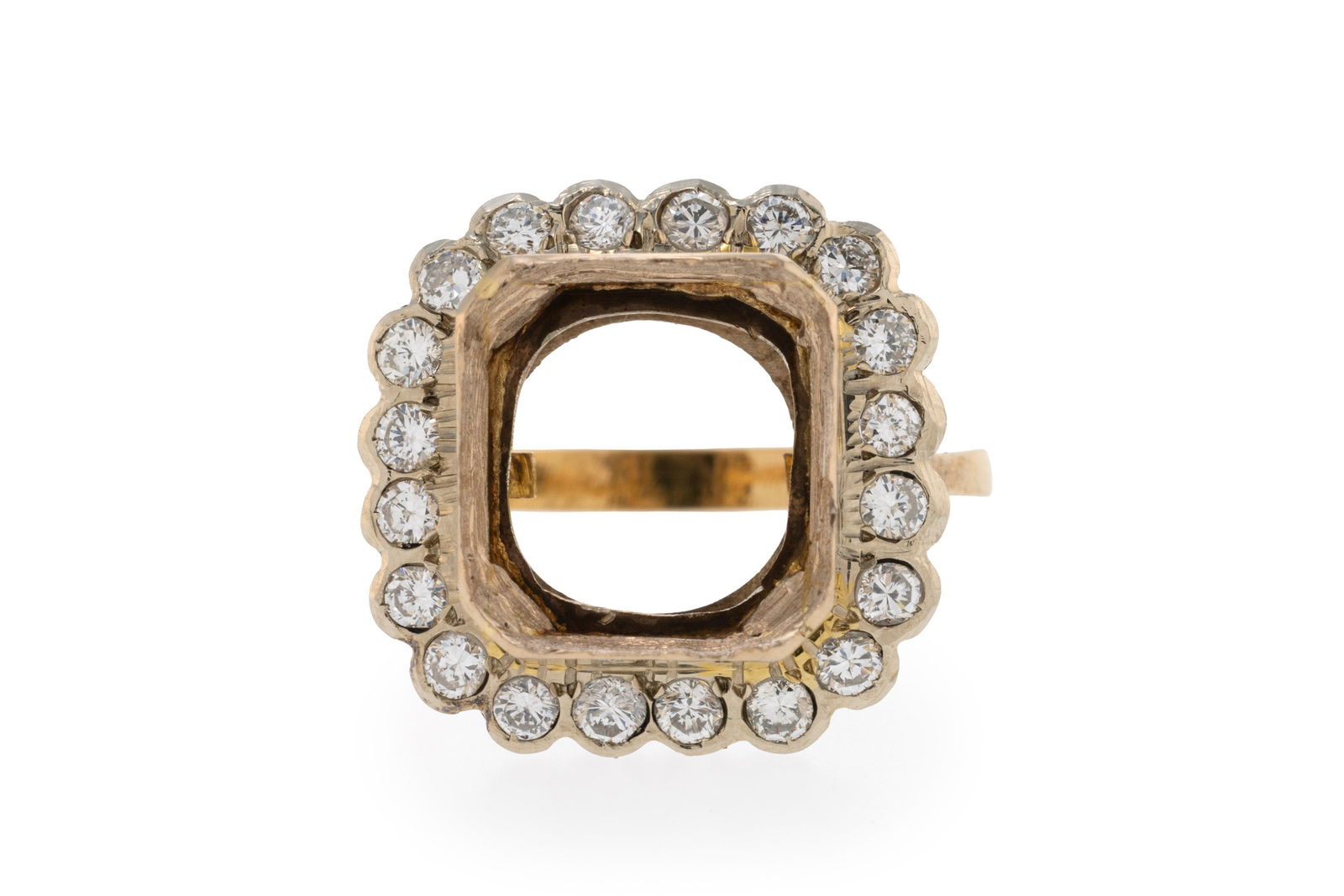 Monture de bague 2 ors 750 sertie de diamants taille brillant entourant un serti clos octogonal, doi: Monture de bague 2 ors 750 sertie de diamants taille brillant entourant un serti clos octogonal, doigt 51-11, 7g ConditionBon état de conservation général. Présence de nombreuses