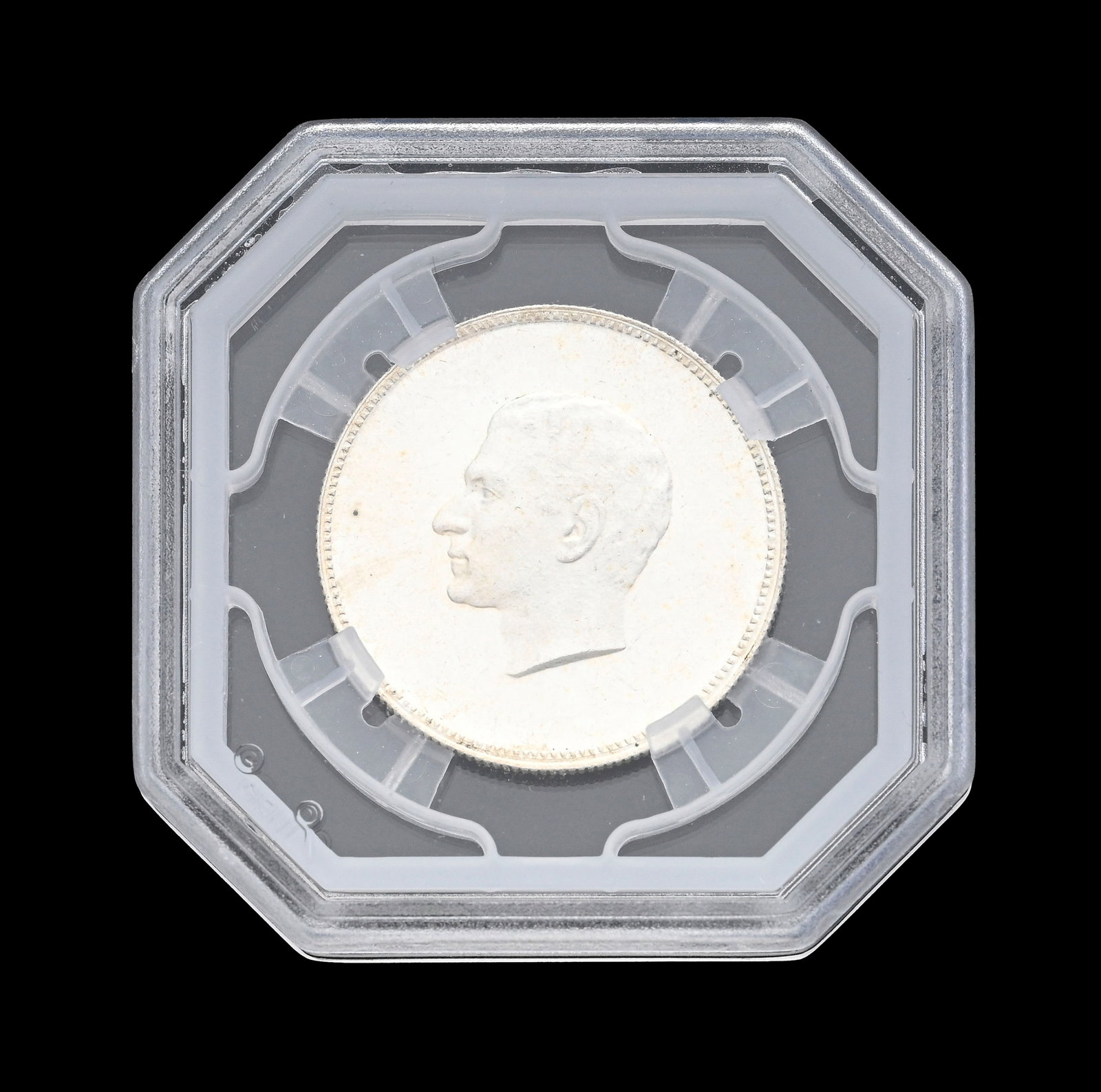 Royaume d'Iran, Mohammad Reza Pahlavi (1941-1979), "Les 2.500 ans de l'Empire Perse", médaille : Royaume d'Iran, Mohammad Reza Pahlavi (1941-1979), "Les 2.500 ans de l'Empire Perse", médaille commémorative en argent, 1350SH/1971, tranche striée, diam. 3,08 cm, 11,45 g. Condition