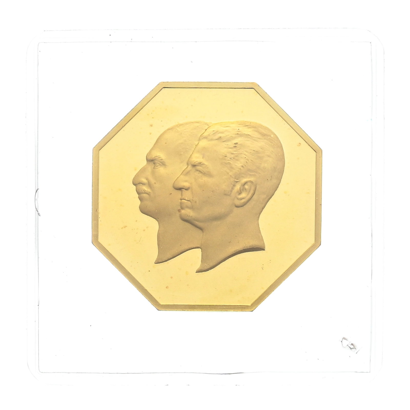 Royaume d'Iran, Mohammad Reza Pahlavi (1941-1979), "Les 50 ans de la Banque Melli", médaille co: Royaume d'Iran, Mohammad Reza Pahlavi (1941-1979), "Les 50 ans de la Banque Melli", médaille commémorative octogonale en or, 1976 (2535MS), diam. 2,25 cm, +- 5 g. (5,5 g. dans sa pochette