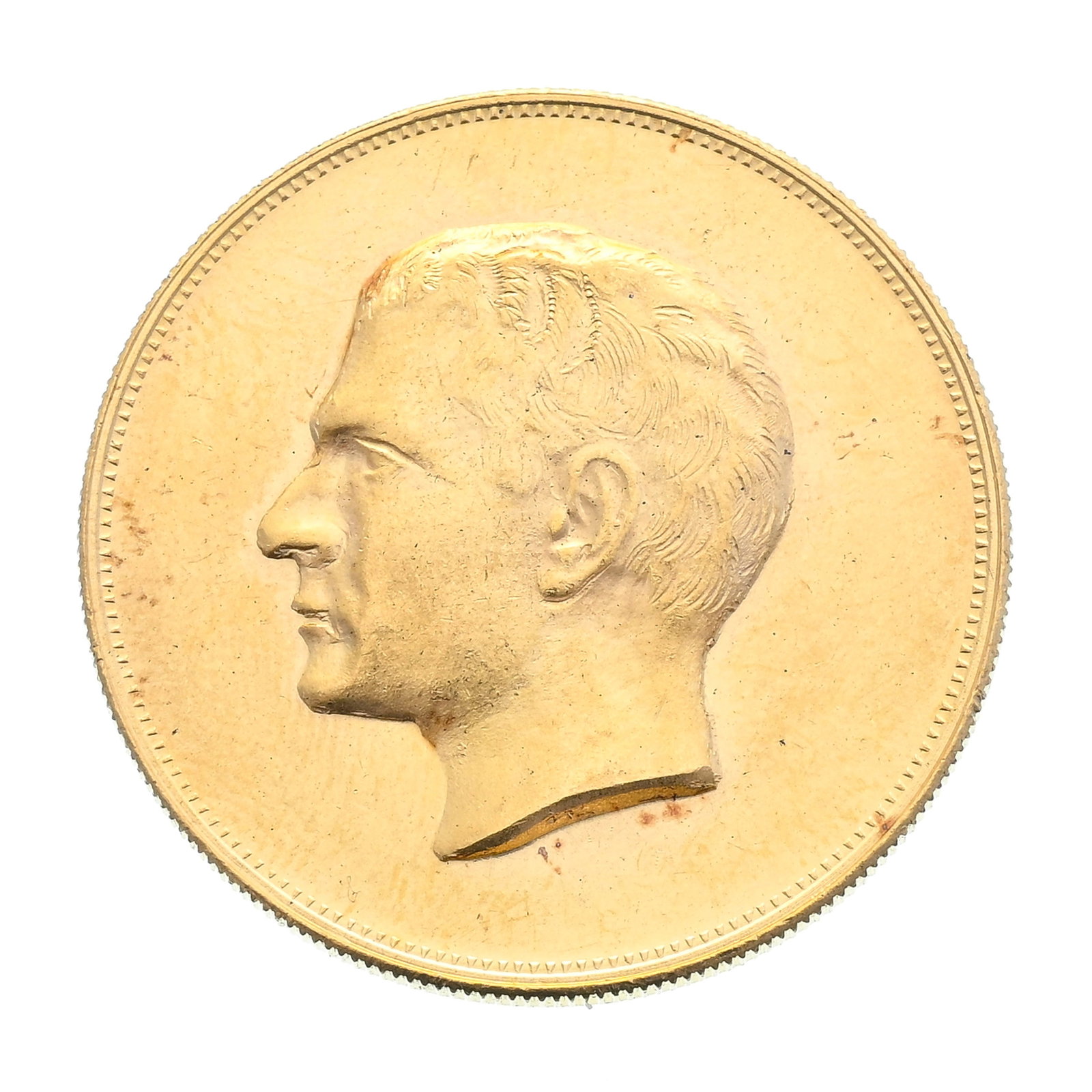 Royaume d'Iran, Mohammad Reza Pahlavi (1941-1979), "Les 2.500 ans de l'Empire Perse", médaille : Royaume d'Iran, Mohammad Reza Pahlavi (1941-1979), "Les 2.500 ans de l'Empire Perse", médaille commémorative en or, 1350SH/1971, grand module, tranche striée, diam. 3,7 cm, 37,8 g.
