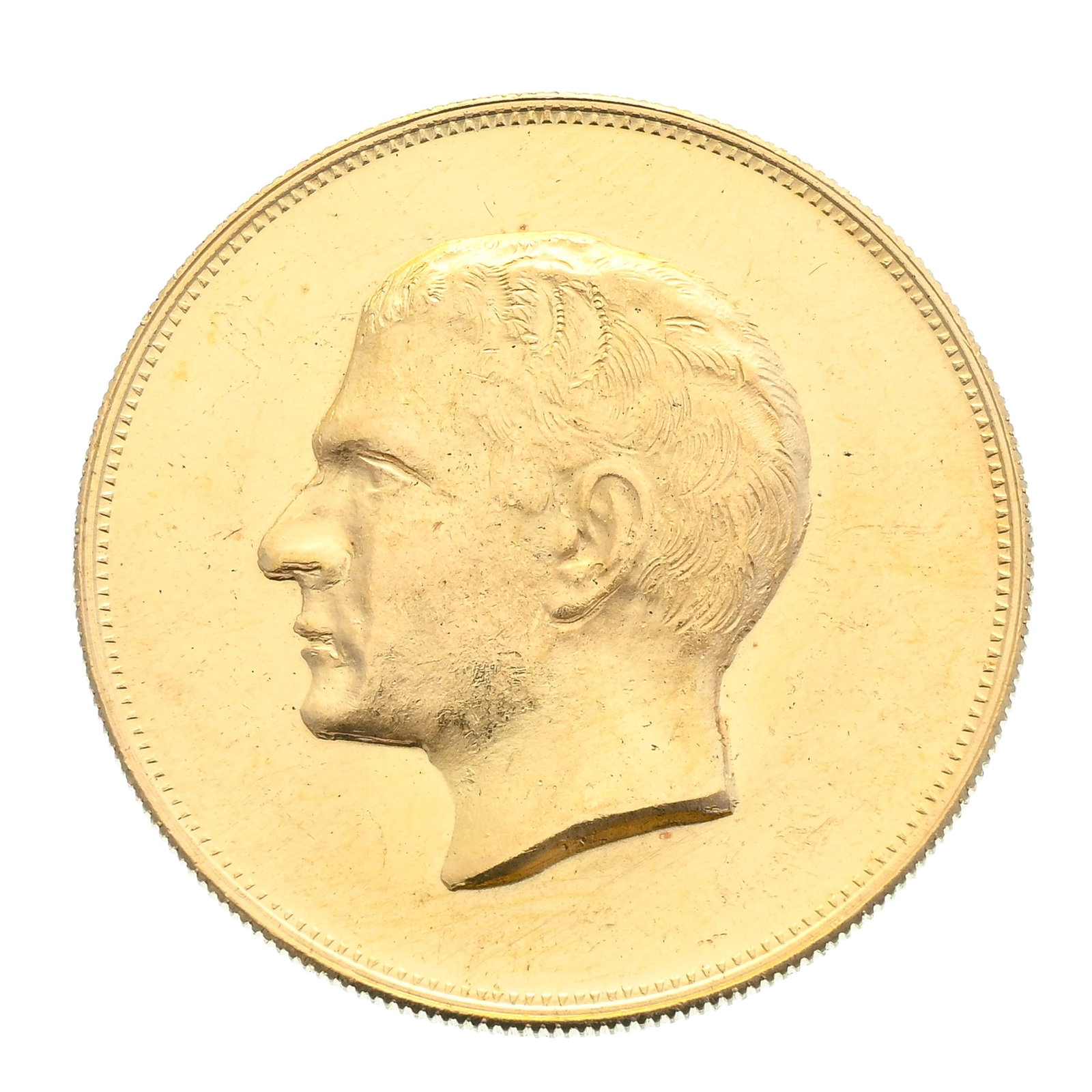 Royaume d'Iran, Mohammad Reza Pahlavi (1941-1979), "Les 2.500 ans de l'Empire Perse", médaille : Royaume d'Iran, Mohammad Reza Pahlavi (1941-1979), "Les 2.500 ans de l'Empire Perse", médaille commémorative en or, 1350SH/1971, grand module, tranche striée, diam. 3,7 cm, 37,5 g.