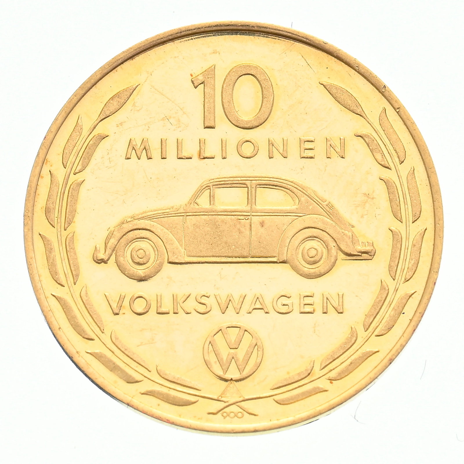 Allemagne, "10 millions de Volkswagen", médaille commémorative en or 900, 1965, revers au : Allemagne, "10 millions de Volkswagen", médaille commémorative en or 900, 1965, revers au profil d'Heinrich Nordhoff, tranche lisse, diam. 2 cm, 3,4 g.