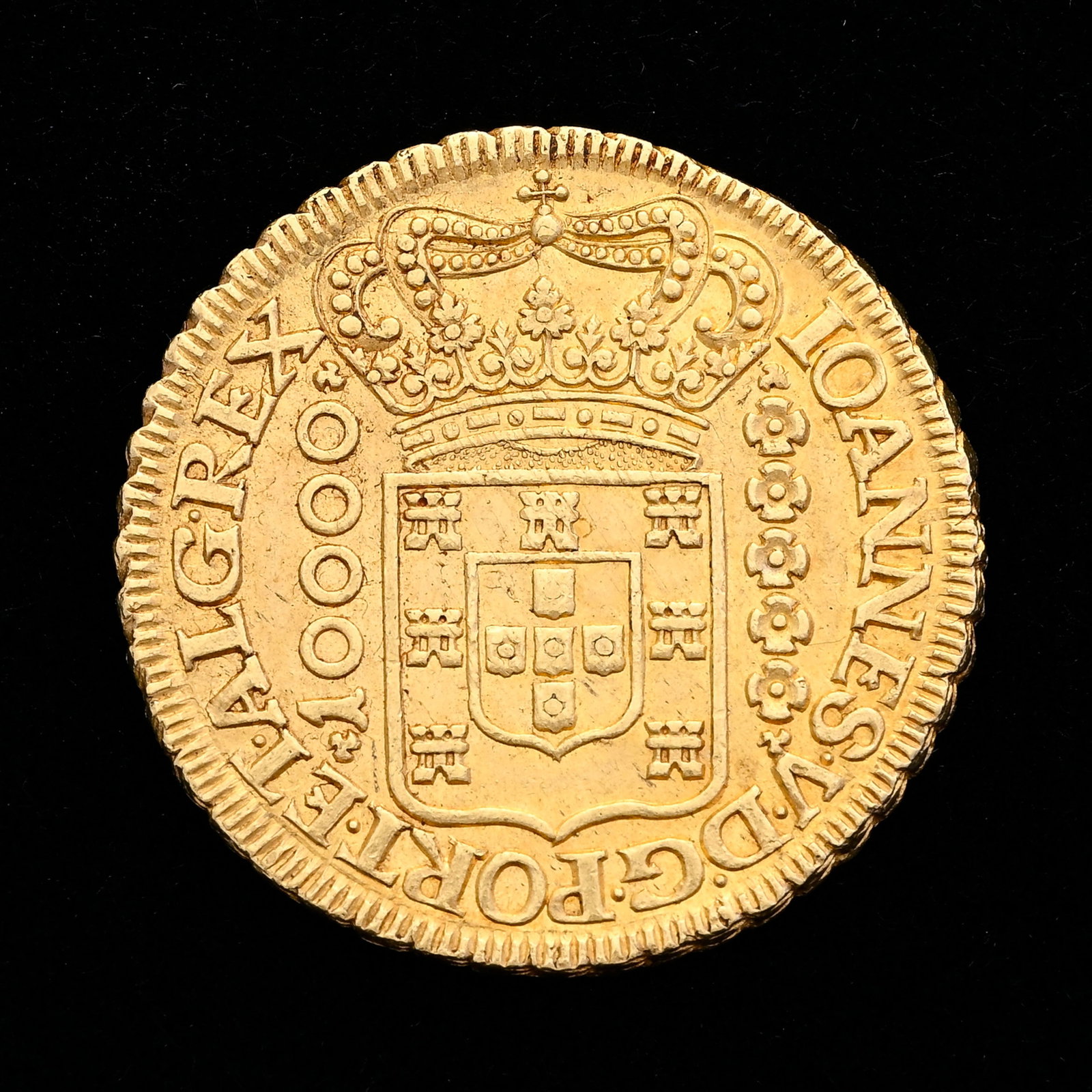 Brésil, João V (1724-1750), 10.000 reis en or, 1727, Minas Gerais, tranche feuillagée: Brésil, João V (1724-1750), 10.000 reis en or, 1727, Minas Gerais, tranche feuillagée, diam. 3,3 cm, 26,8 g. Condition Etat de conservation : SUP Veuillez vous référer aux