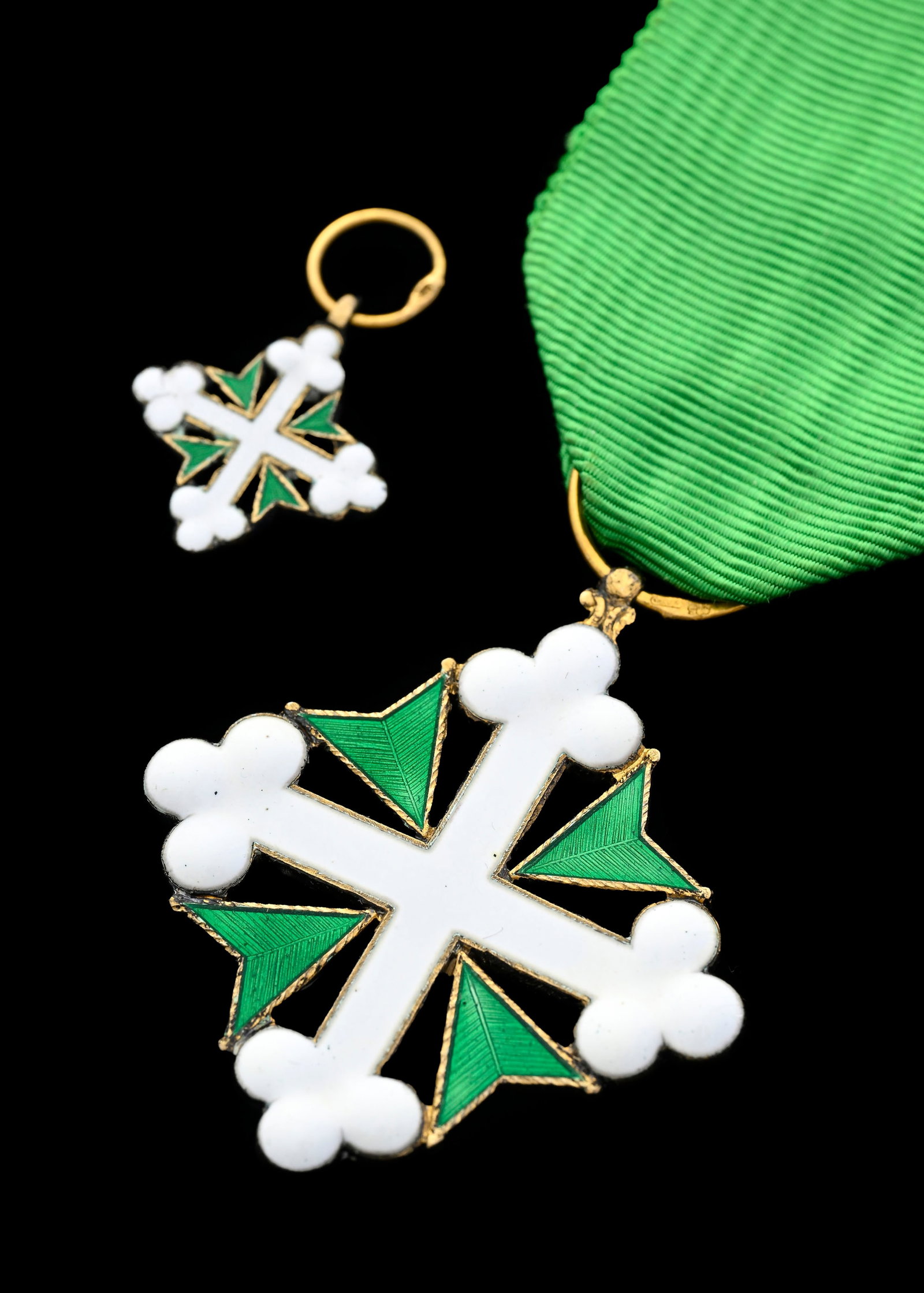 Italie / Royaume d'Italie, Ordre des Saints Maurice et Lazare, fondé en 1572, croix de Chevalie: Italie / Royaume d'Italie, Ordre des Saints Maurice et Lazare, fondé en 1572, croix de Chevalier, en vermeil et émail, dans un écrin de la maison Landi à Ferrare en velours vert