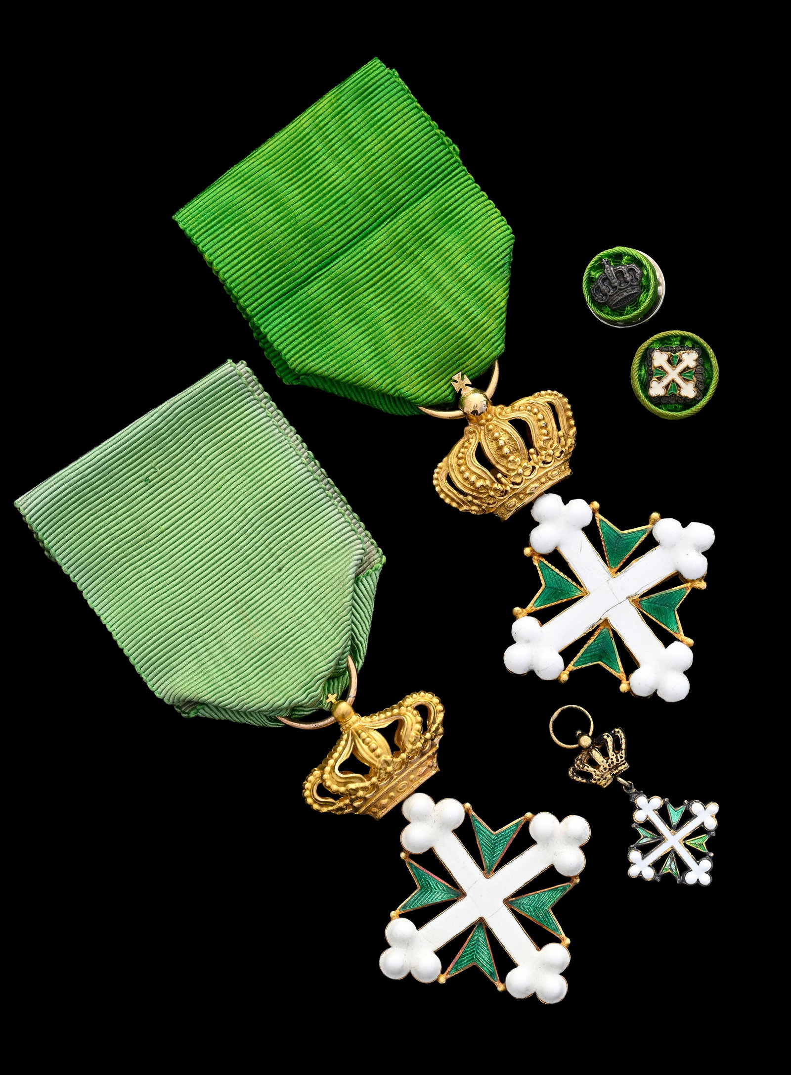 Italie / Royaume d'Italie, Ordre des Saints Maurice et Lazare, fondé en 1572, 2 croix d'Officie: Italie / Royaume d'Italie, Ordre des Saints Maurice et Lazare, fondé en 1572, 2 croix d'Officier en or et émail, diam. 3,6 et 3,7 cm. Poids brut : 9,2 et 9,6 g. (sans ruban). Avec