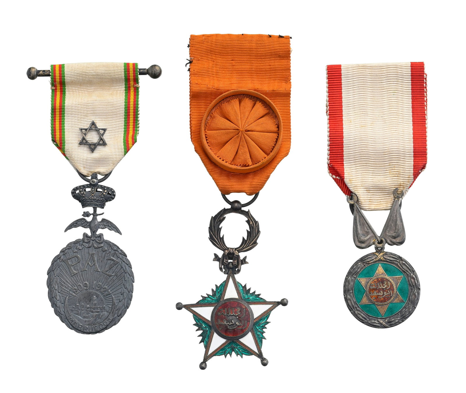 Royaume du Maroc, lot de 3 décorations comprenant : \- Ordre de l'Ouissam Alaouite, cré: Royaume du Maroc, lot de 3 décorations comprenant : - Ordre de l'Ouissam Alaouite, créé en 1913, étoile d'Officier, en argent, vermeil et émail, diam. 4,2 cm (poinçon