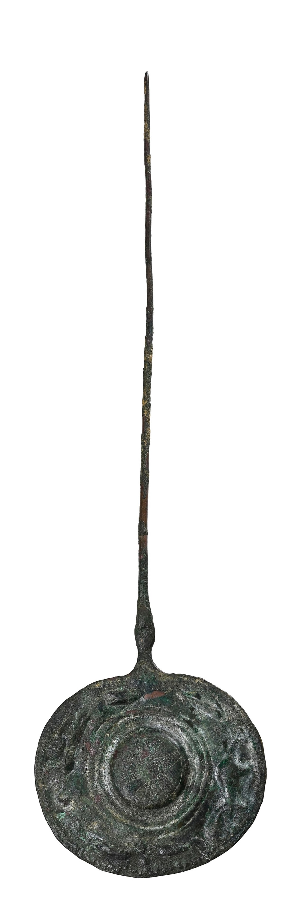 Épingle à disque en bronze, Luristan, 1000-700 av. J.-C., disque à décor martel&: Épingle à disque en bronze, Luristan, 1000-700 av. J.-C., disque à décor martelé et gravé d'une rosette au centre, entourée d'une frise d'animaux et d'une bordure