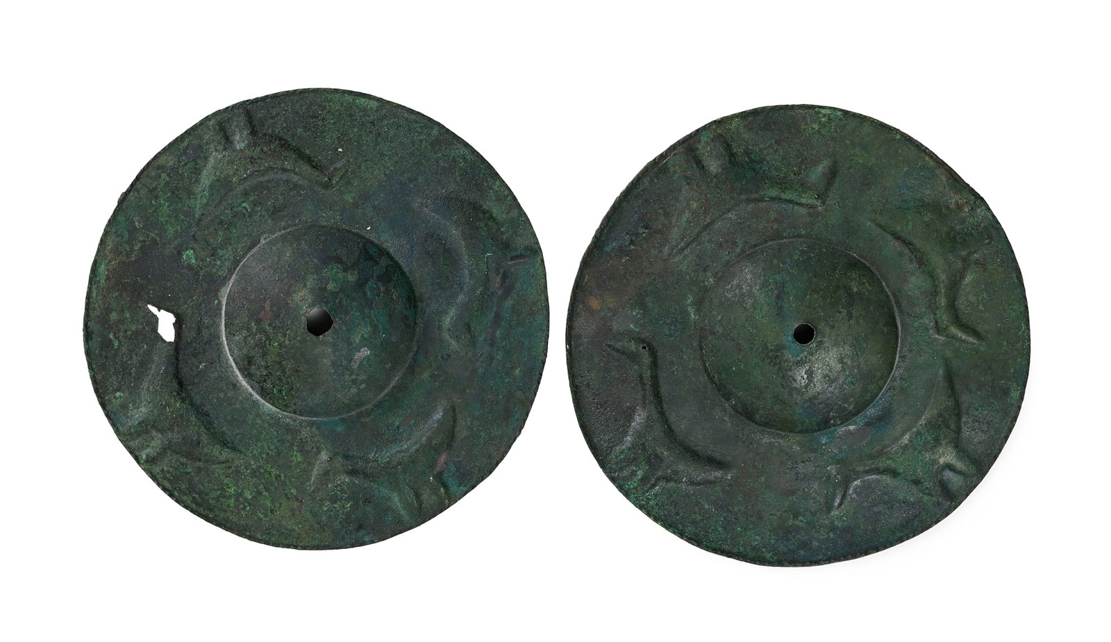 2 saillants de bouclier en bronze, Luristan, fin IIe - début Ier millénaire av. J.-C., tou: 2 saillants de bouclier en bronze, Luristan, fin IIe - début Ier millénaire av. J.-C., tous deux décorés de la même frise d'oiseaux, diam. 13,3 cm