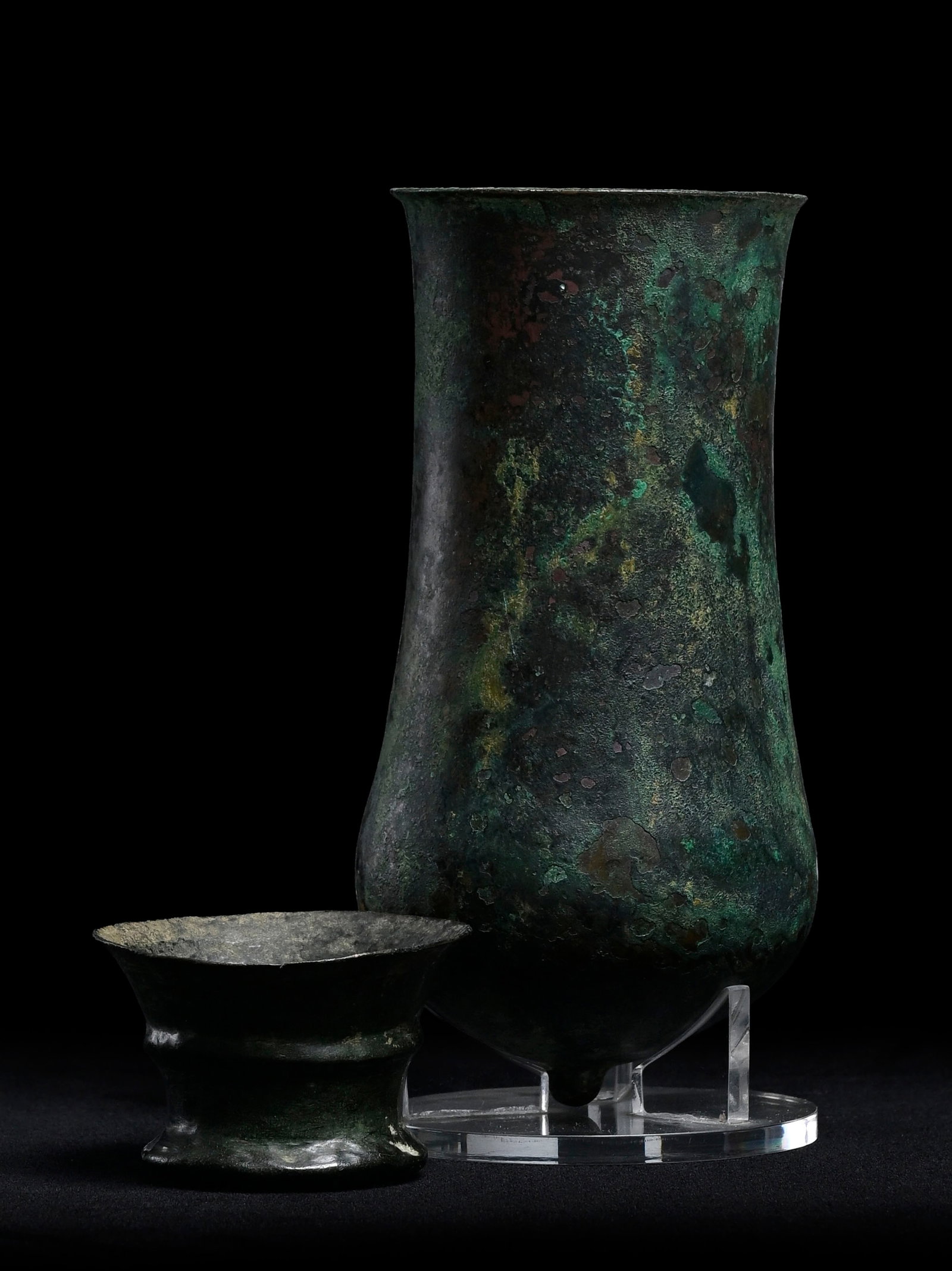 Situle/haut gobelet à ombilic et petit ravier évasé, bronze, Luristan, fin IIe - d: Situle/haut gobelet à ombilic et petit ravier évasé, bronze, Luristan, fin IIe - début Ier millénaire av. J.-C., socle sur mesure pour la situle, h. 14 et 3,7 cm