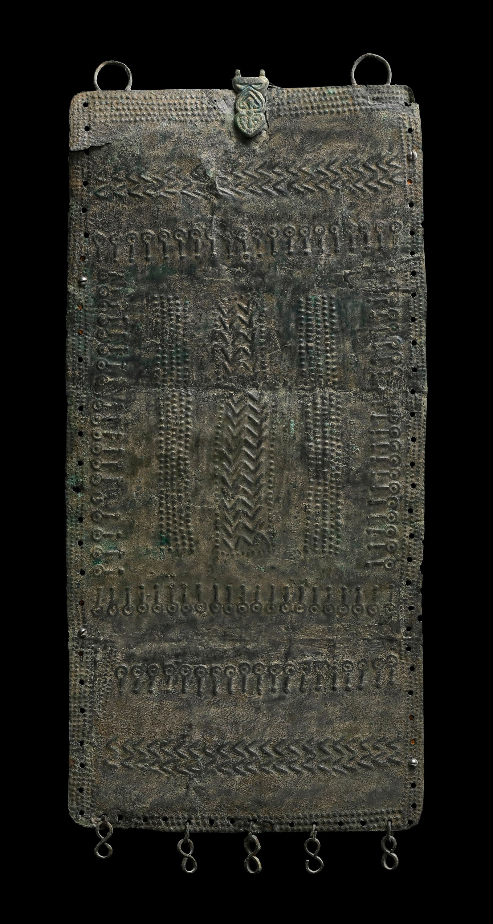 Grande plaque rectangulaire pectorale ou de harnachement en bronze, Luristan, fin IIe - début I: Grande plaque rectangulaire pectorale ou de harnachement en bronze, Luristan, fin IIe - début Ier millénaire av. J.-C., nombreuses frises décoratives de motifs géométriques