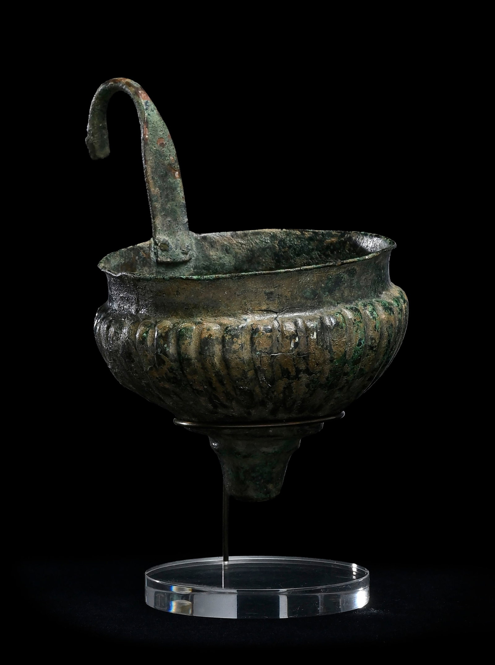 Passoire en bronze (probablement à vin), Luristan, 1000 - 750 av. J.-C., anse rivetée term (1 of 3)