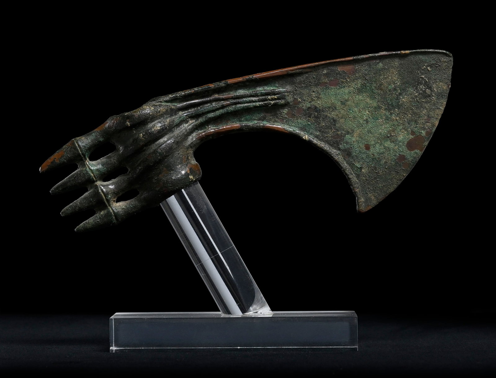 Lame de hache à digitations en bronze, Lusistan, fin IIe - début Ier millénaire av. J: Lame de hache à digitations en bronze, Lusistan, fin IIe - début Ier millénaire av. J.-C., avec son support en plexiglas sur mesure, long. 19,5 cm