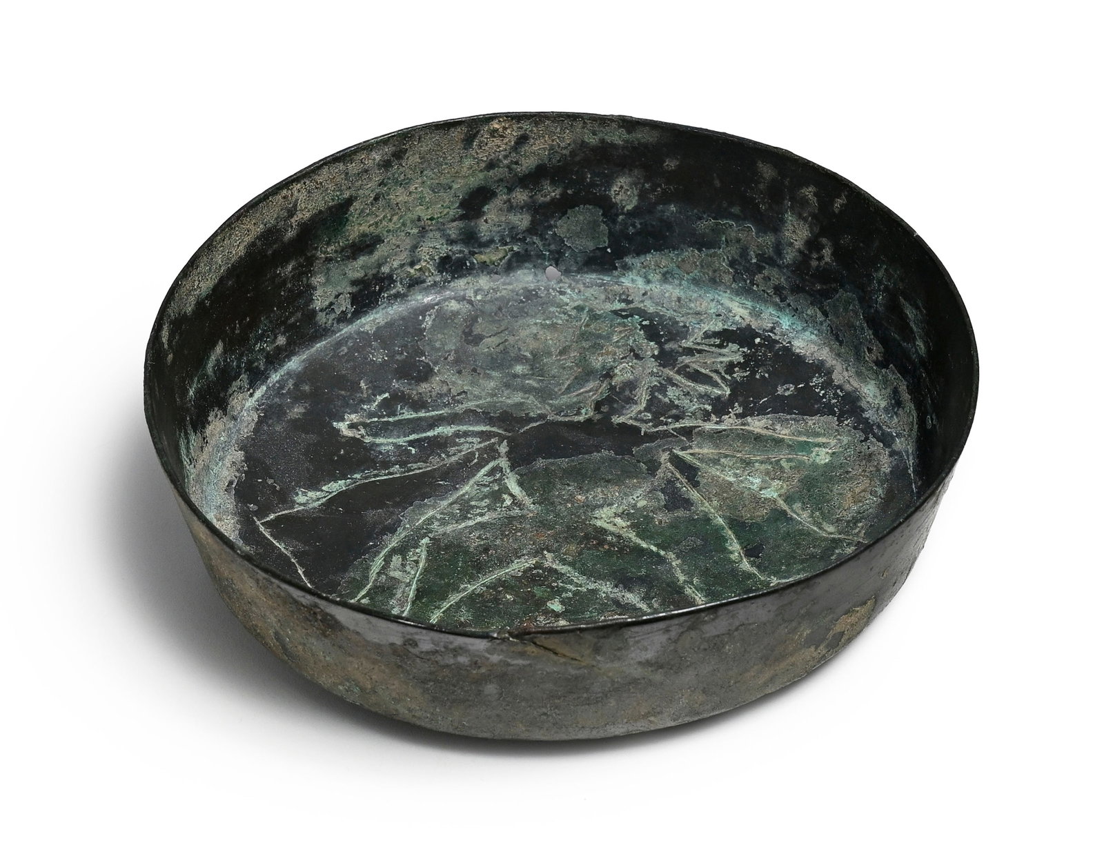 Coupe à fond plat en bronze, Luristan, fin IIe - début Ier millénaire av. J.-C., d: Coupe à fond plat en bronze, Luristan, fin IIe - début Ier millénaire av. J.-C., décor martelé et gravé d'une divinité anthropomorphe ou idole, diam. 16 cm