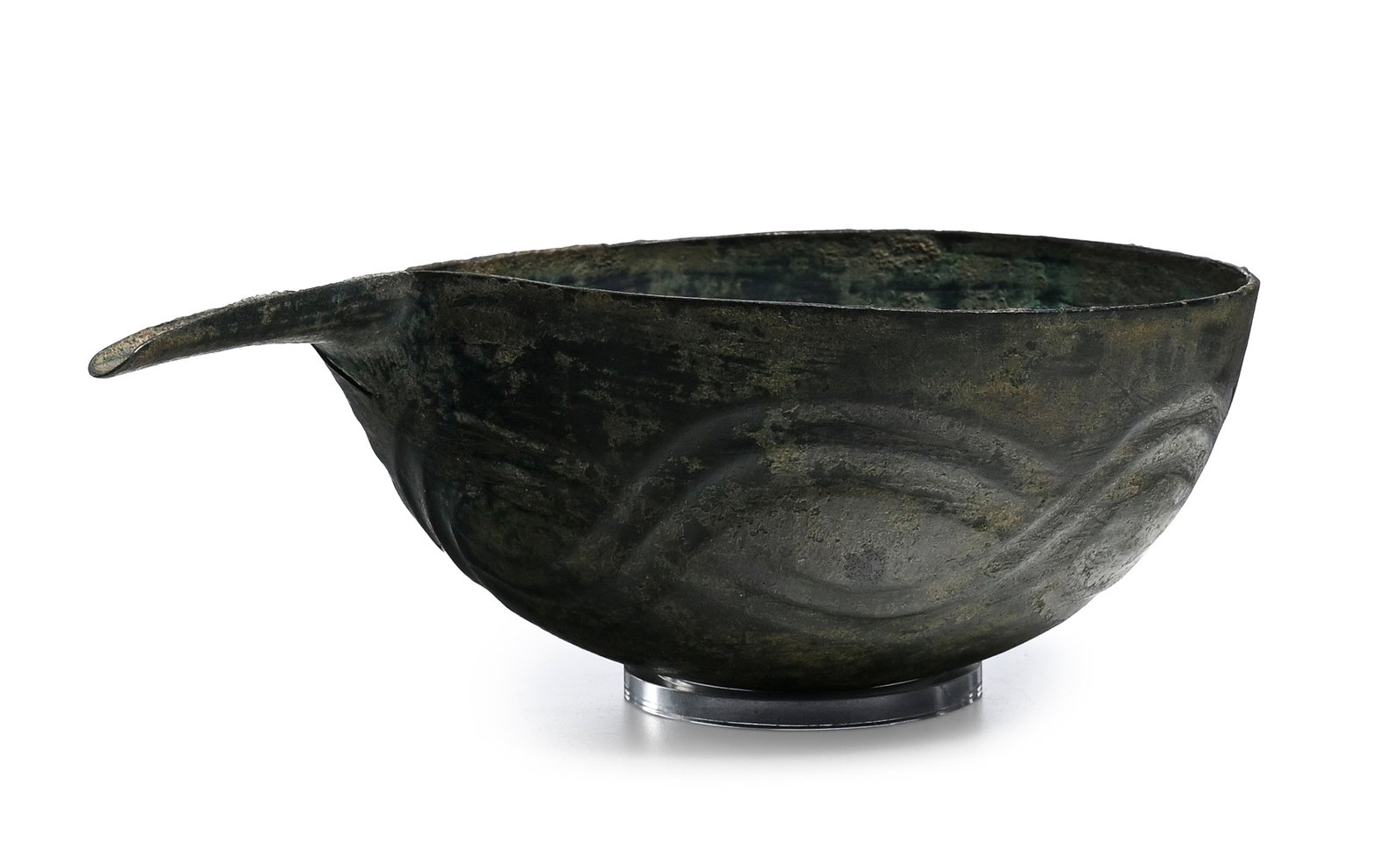 Coupe hémisphérique à bec désaxé, en bronze, Luristan, fin IIe - début: Coupe hémisphérique à bec désaxé, en bronze, Luristan, fin IIe - début Ier millénaire av. J.-C., décor intérieur d'un double frise d'entrelacs, diam. 15 cm