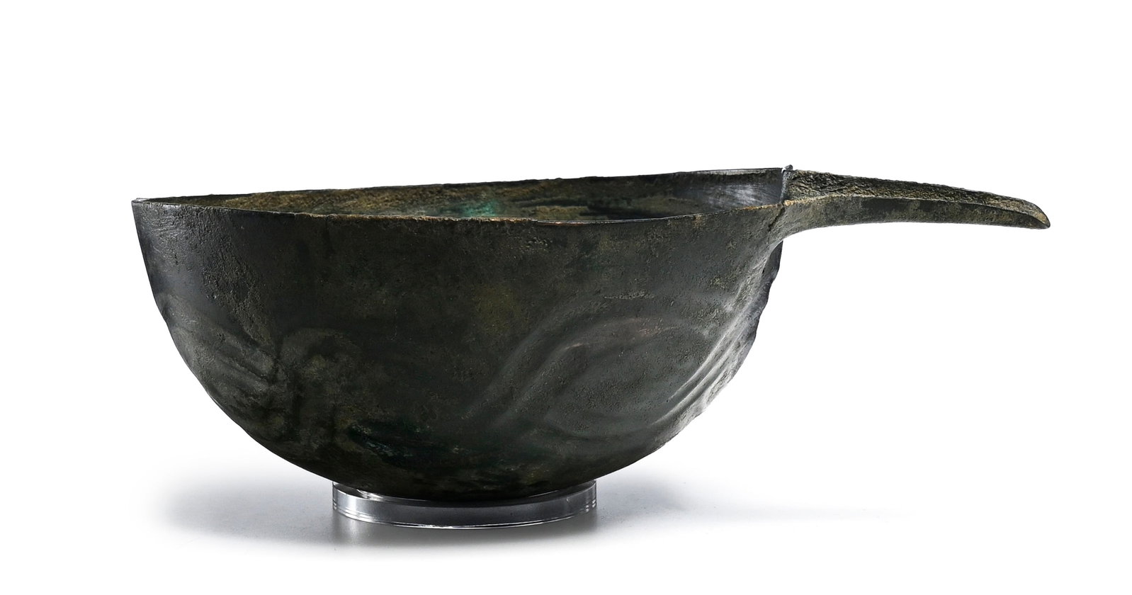 Coupe hémisphérique à bec désaxé, en bronze, Luristan, fin IIe - début - 2