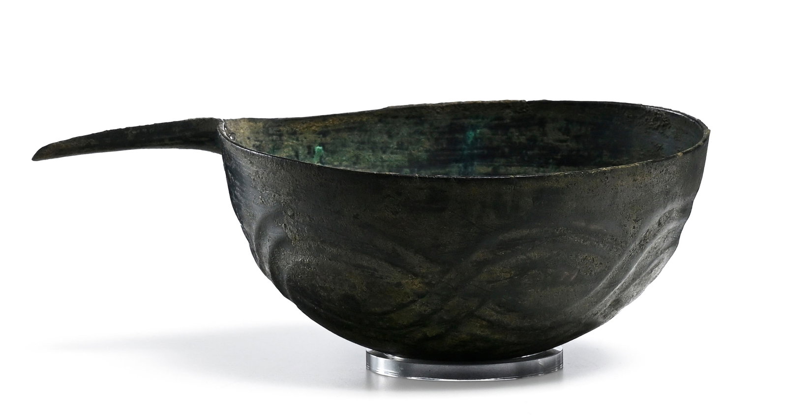 Coupe hémisphérique à bec désaxé, en bronze, Luristan, fin IIe - début - 3