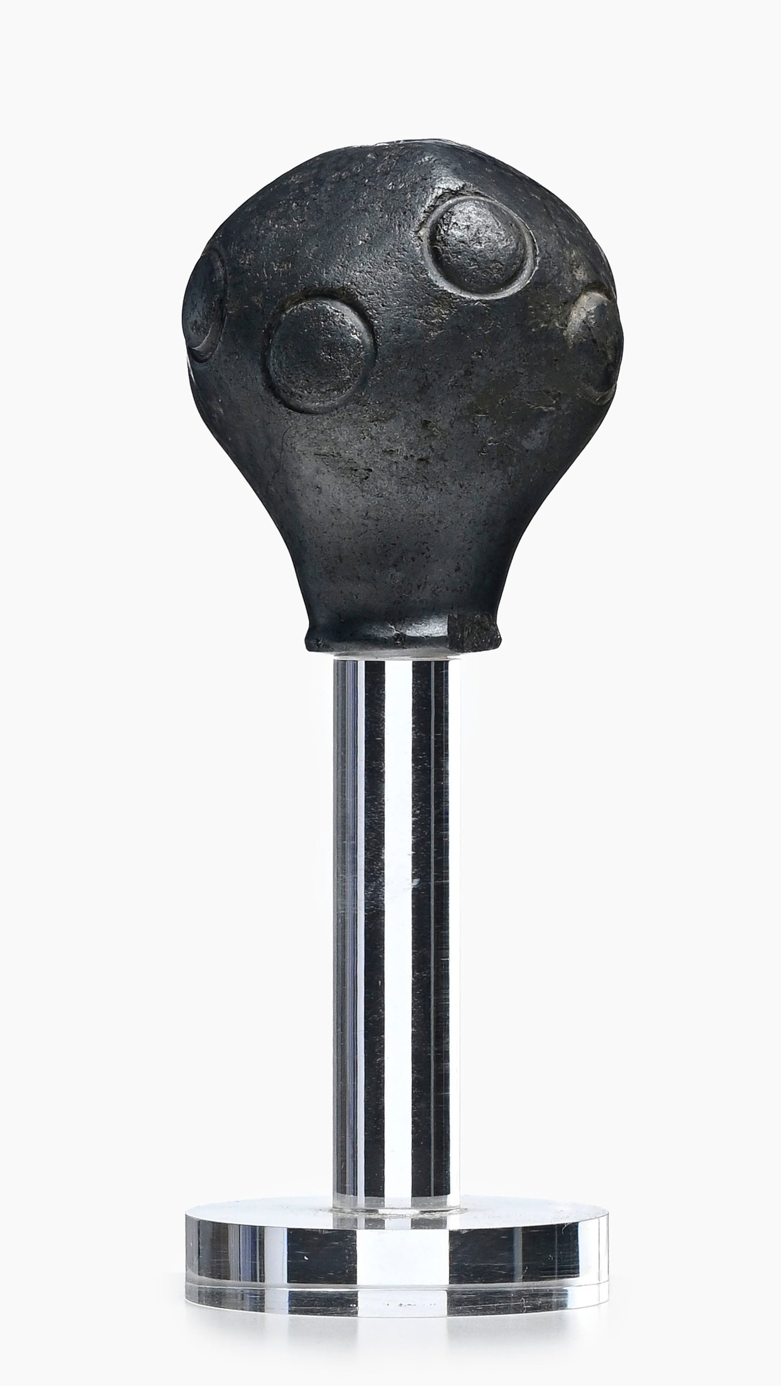 Tête de masse d'arme en hématite sculptée, Luristan IIe millénaire av. J.-C., av: Tête de masse d'arme en hématite sculptée, Luristan IIe millénaire av. J.-C., avec socle sur mesure h. 6 cm (sans socle)