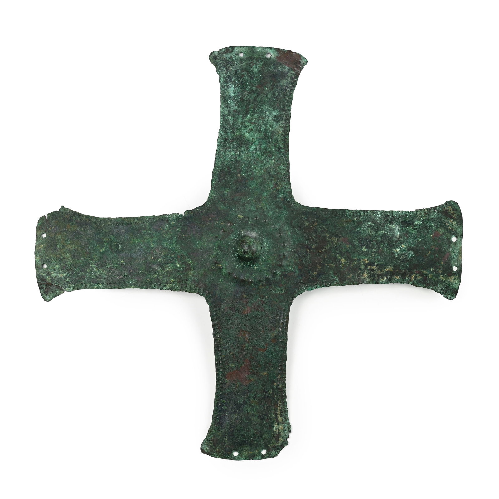 Important saillant de bouclier cruciforme en bronze, fin IIe - début Ier millénaire av. J.: Important saillant de bouclier cruciforme en bronze, fin IIe - début Ier millénaire av. J.-C., ombilic central, diverses frise de pointillés gravée ou martelé, diam. 39 cm