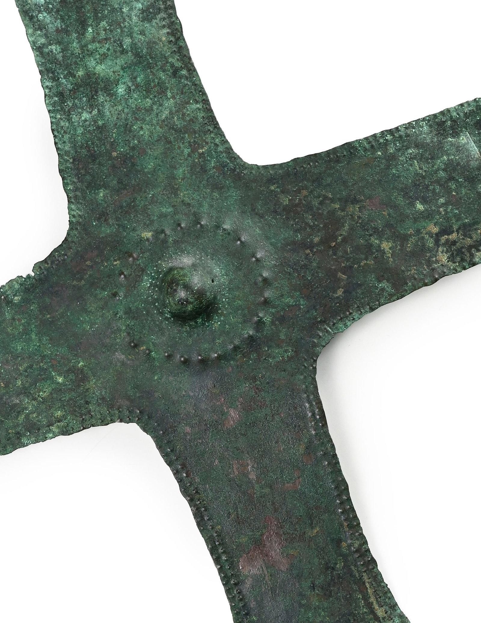Important saillant de bouclier cruciforme en bronze, fin IIe - début Ier millénaire av. J. - 2