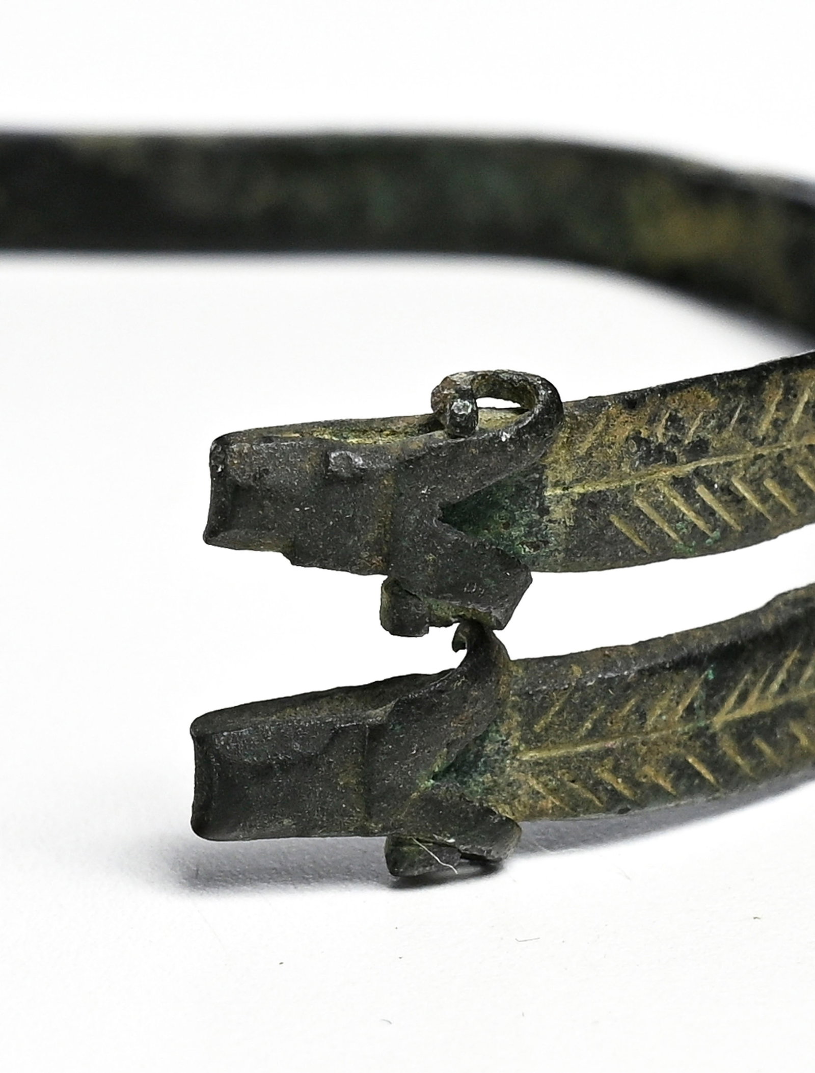2 bracelets en bronze, Luristan, 1100 - 800 av. J.-C., l'un à décor de frises géom - 2