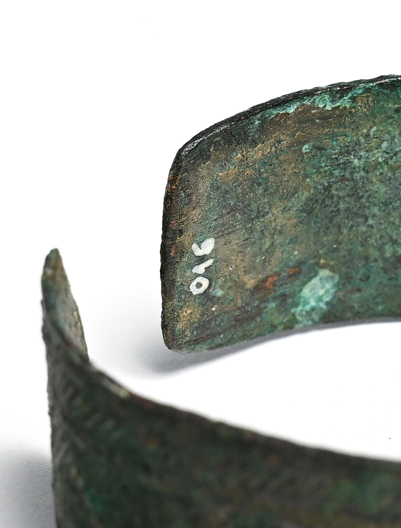 2 bracelets en bronze, Luristan, 1100 - 800 av. J.-C., l'un à décor de frises géom - 3