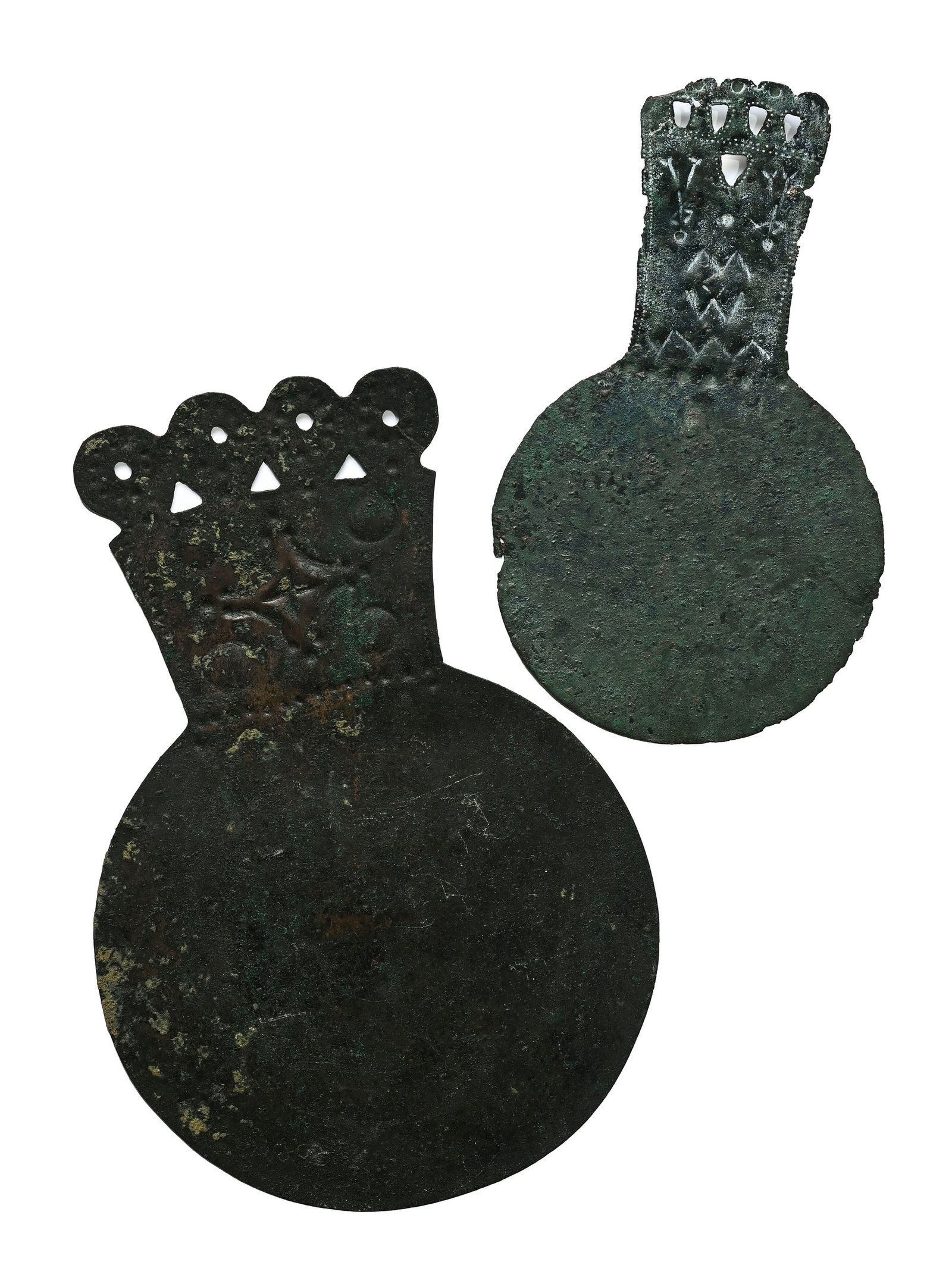 2 miroirs plats aux manches ajourés, en bronze, région d'Amlash, fin IIe - début Ier : 2 miroirs plats aux manches ajourés, en bronze, région d'Amlash, fin IIe - début Ier millénaire av. J.-C., décors géométriques martelés, h. 16 et 20 cm