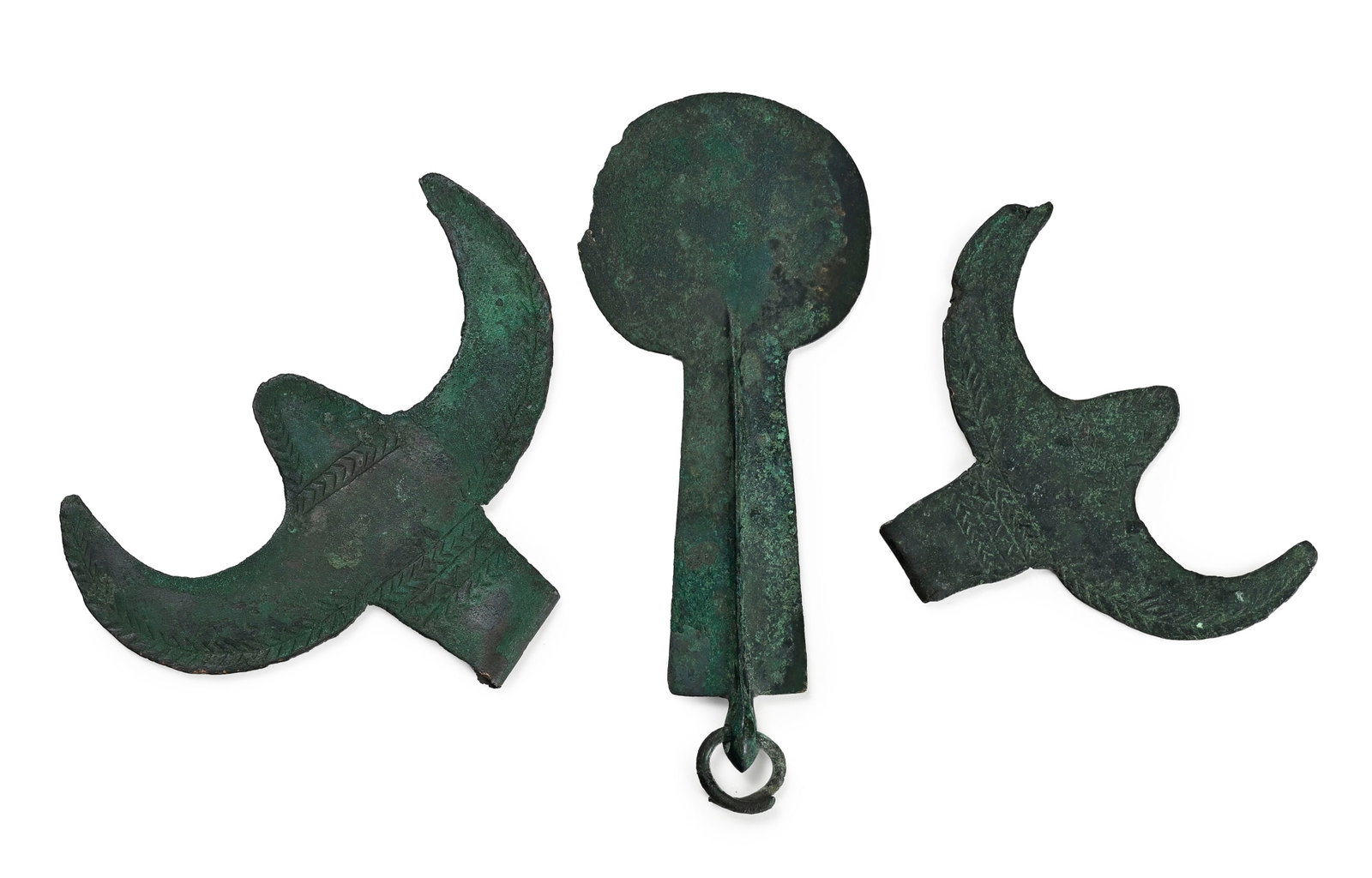 3 pendeloques d'harnachement en bronze, Luristan, fin IIe - début Ier millénaire av. J.-C.: 3 pendeloques d'harnachement en bronze, Luristan, fin IIe - début Ier millénaire av. J.-C. 2 en forme d'oiseaux stylisés avec décor incisé et 1 en forme de cuillère,