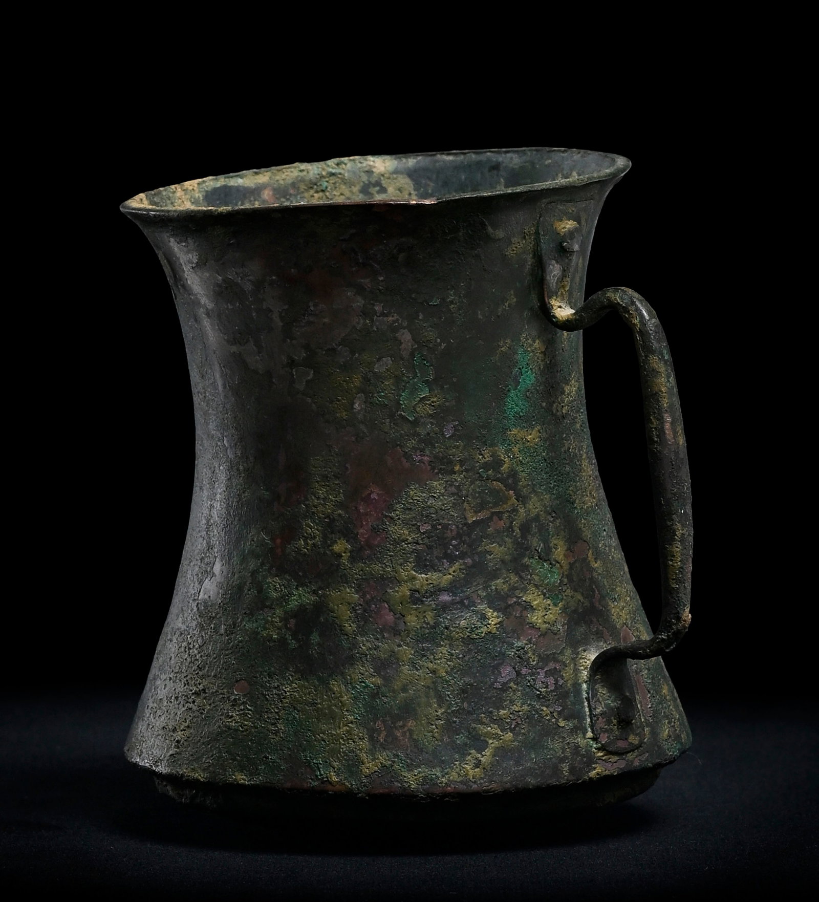 Gobelet en bronze à panse concave, Luristan, 1000 - 750 av. J.-C., h. 10,2 cm (1 of 8)