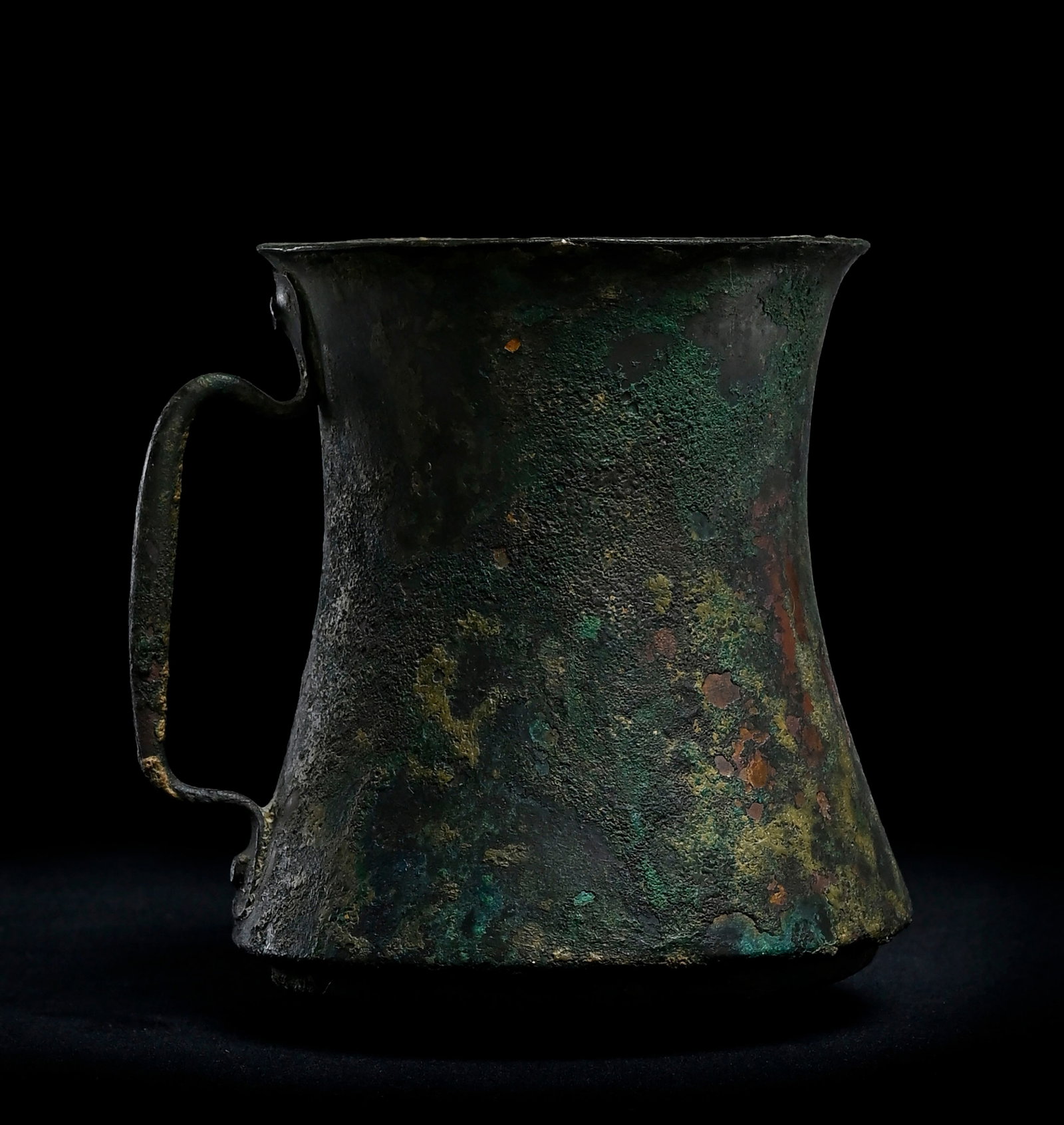 Gobelet en bronze à panse concave, Luristan, 1000 - 750 av. J.-C., h. 10,2 cm - 2