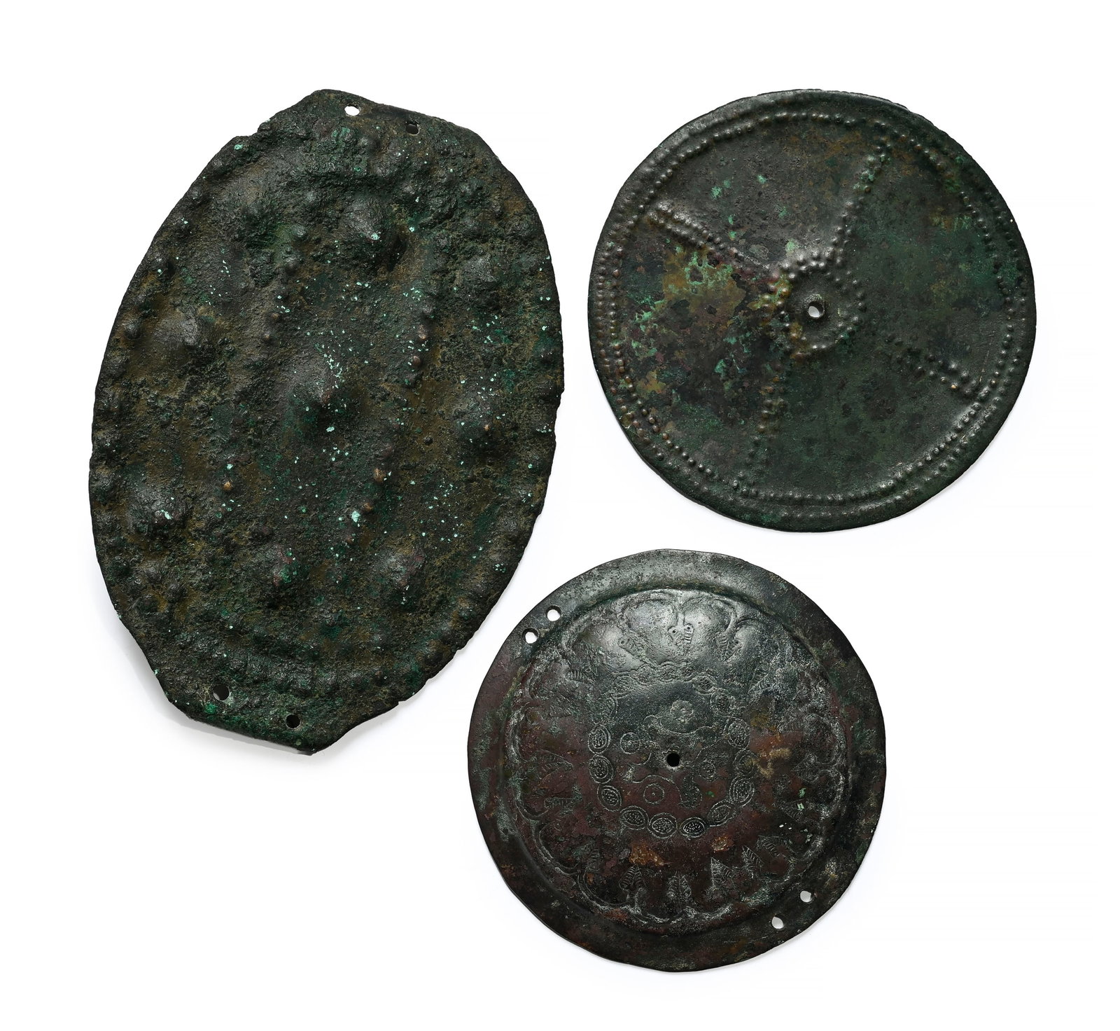 1 saillant de bouclier, 1 plaque décorative bombée et 1 boucle de ceinture ou de harnachem: 1 saillant de bouclier, 1 plaque décorative bombée et 1 boucle de ceinture ou de harnachement, Luristan, fin IIe - début Ier millénaire av. J.-C., divers motifs