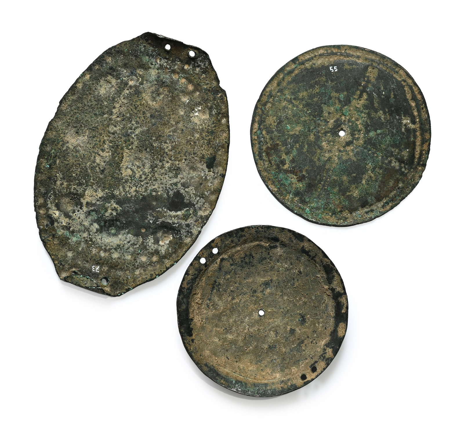 1 saillant de bouclier, 1 plaque décorative bombée et 1 boucle de ceinture ou de harnachem - 2