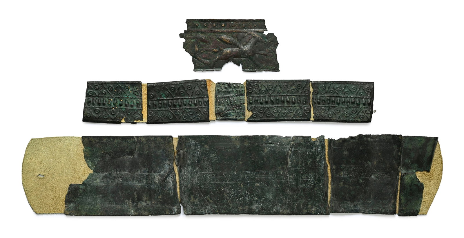 3 plaques bandeaux décoratives fragmentaires en bronze, Luristan, fin IIe - début Ier mill: 3 plaques bandeaux décoratives fragmentaires en bronze, Luristan, fin IIe - début Ier millénaire av. J.-C., frise d'animaux et divers motifs géométriques, au repoussé,