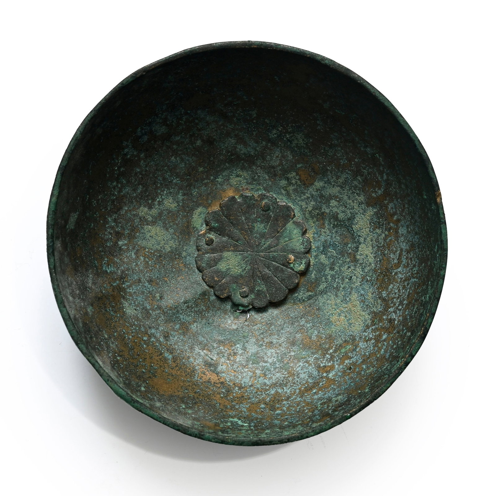 Bol rituel en bronze, Luristan, fin IIe - début Ier millénaire av. J.-C., rosette rivet (1 of 3)