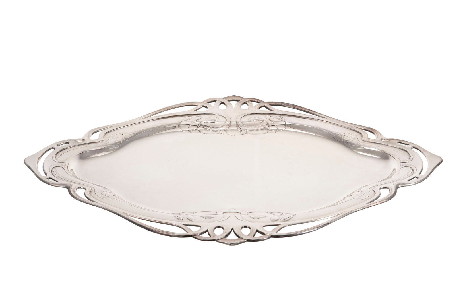 Plat de service ajouré quadripode de style Art Nouveau en métal argenté, XXe s., : Plat de service ajouré quadripode de style Art Nouveau en métal argenté, XXe s., à décor de fleurs, long. 53 cm Condition microrayures d'usage général