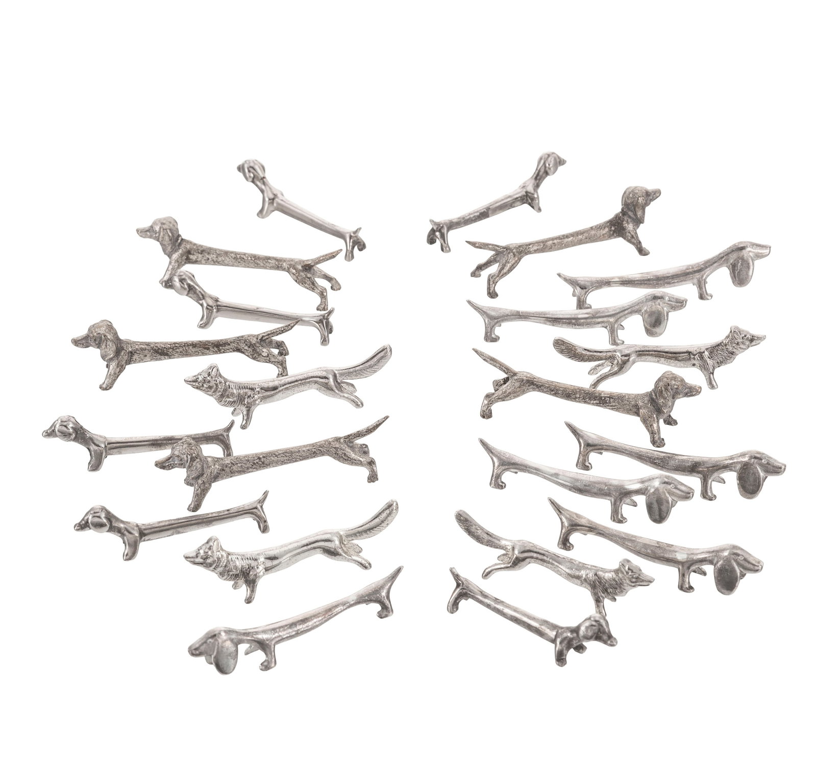 Ensemble de 21 porte-couteaux chiens en métal argenté, fin XXe s., 4 modèles, long. d (1 of 2)