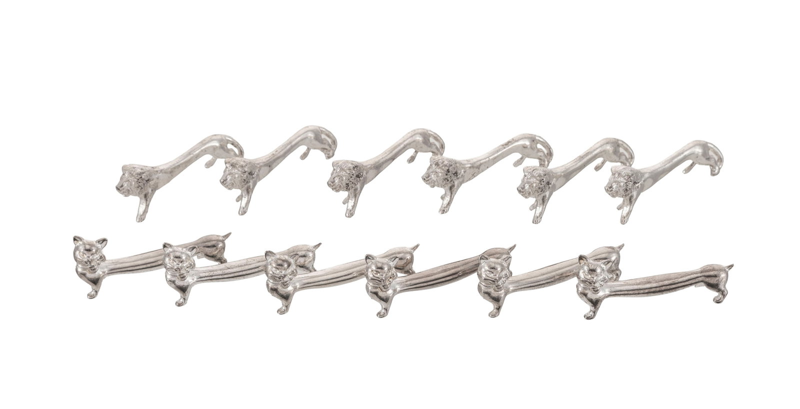 Suite de 12 porte-couteaux en métal argenté, XXe s., 6 chats et 6 lions, long. 7 et 7,5 cm: Suite de 12 porte-couteaux en métal argenté, XXe s., 6 chats et 6 lions, long. 7 et 7,5 cm