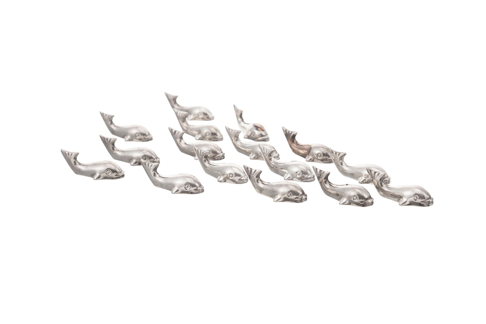 Suite de 16 porte-couteaux baleine en métal argenté, XXe s., long. 5,5 cm: Suite de 16 porte-couteaux baleine en métal argenté, XXe s., long. 5,5 cm