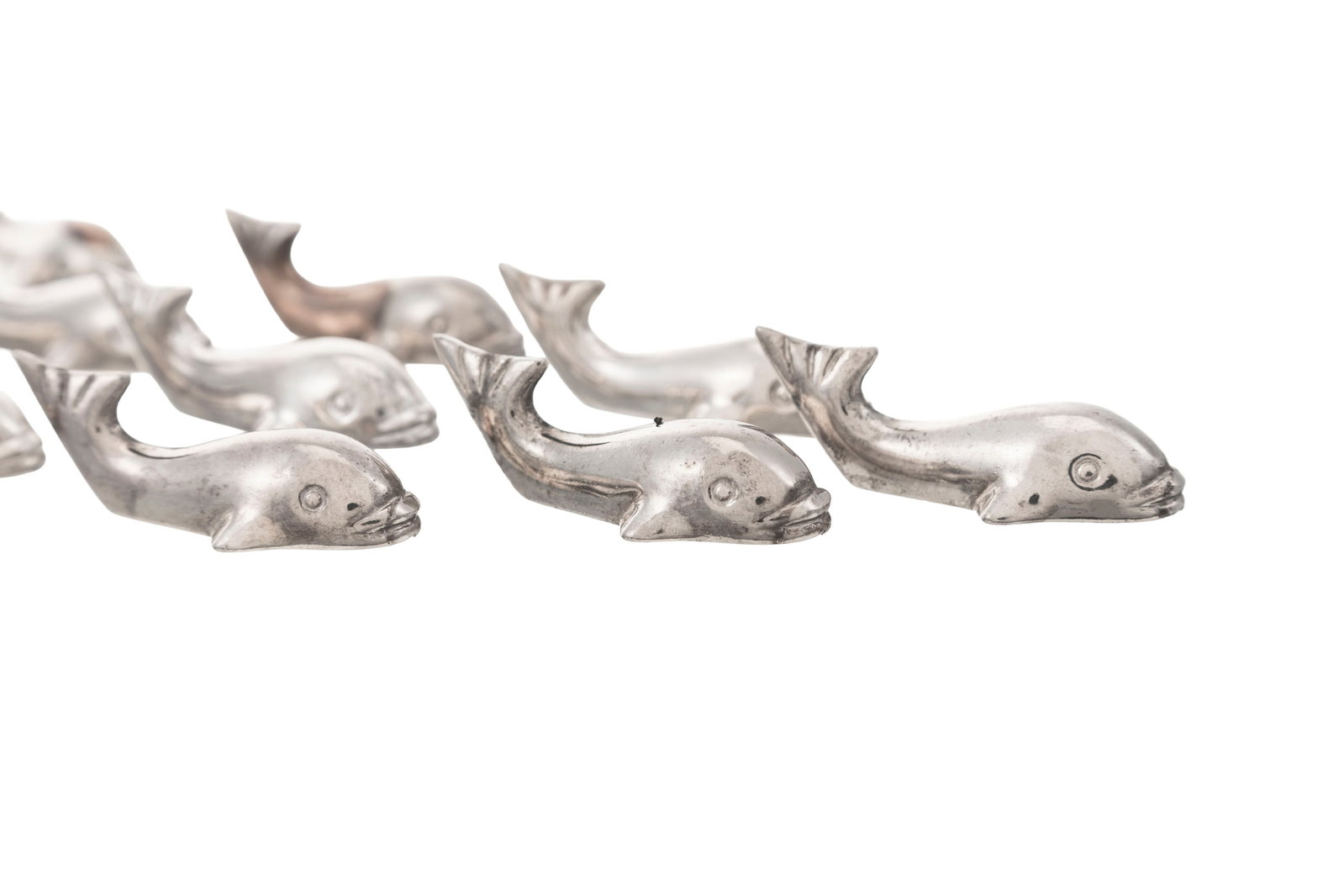 Suite de 16 porte-couteaux baleine en métal argenté, XXe s., long. 5,5 cm - 2