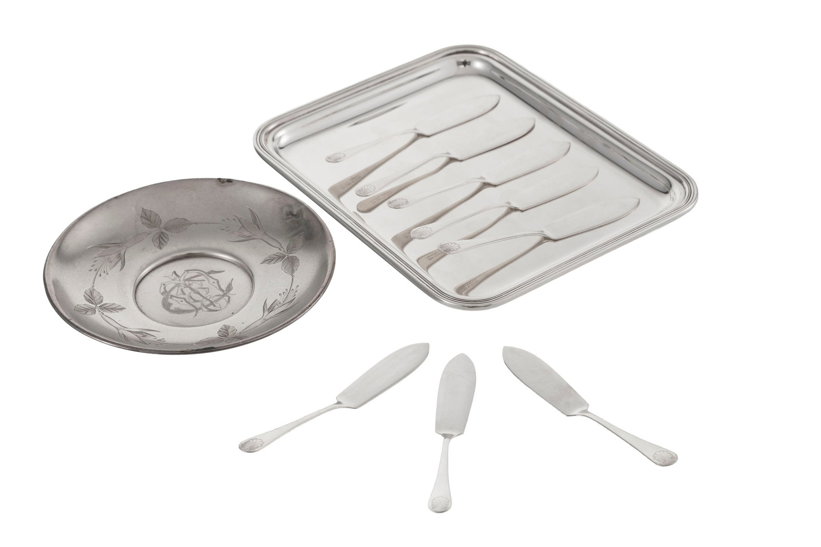 Ensemble d'1 petit plateau rectangulaire décor filets en métal argenté, 1 soucoupe St: Ensemble d'1 petit plateau rectangulaire décor filets en métal argenté, 1 soucoupe Sterling à décor gravé sur fond mat et 8 couteaux à beurre en métal