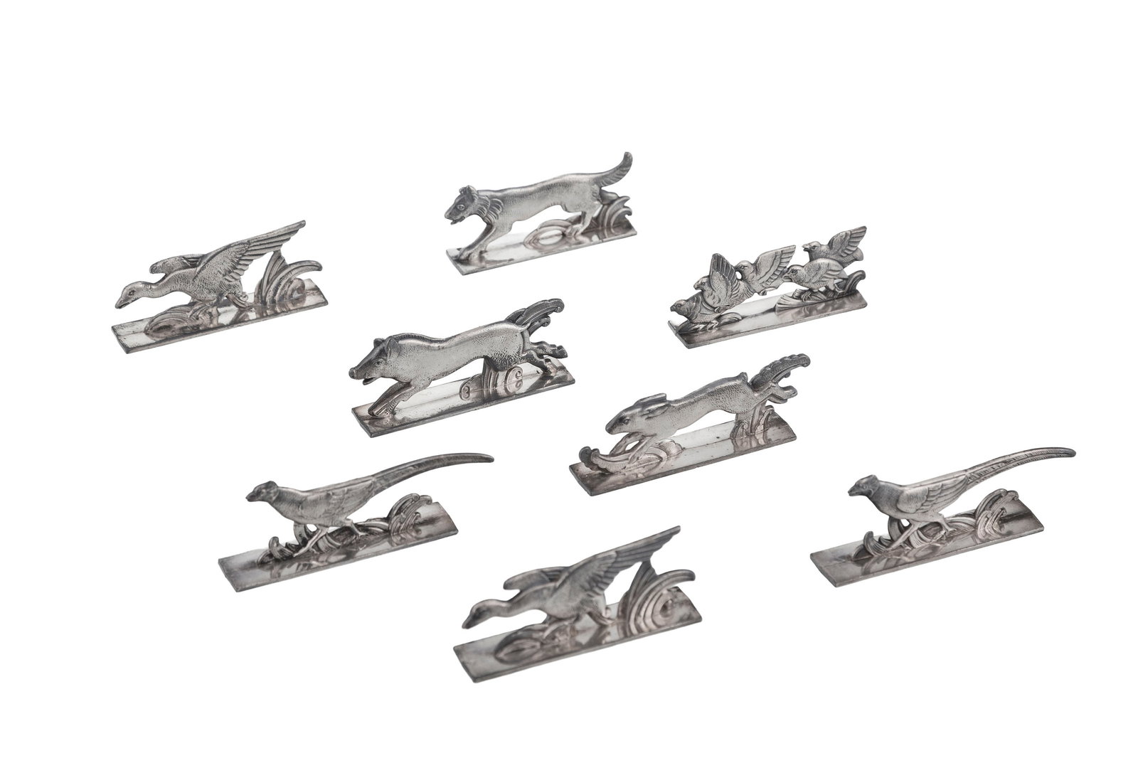 Suite de 8 porte-couteaux animaux en métal argenté, XXe s., comprenant: faisan, lapin, san: Suite de 8 porte-couteaux animaux en métal argenté, XXe s., comprenant: faisan, lapin, sanglier,... long. socle 8 cm Condition présence de microrayures dues à l'usage