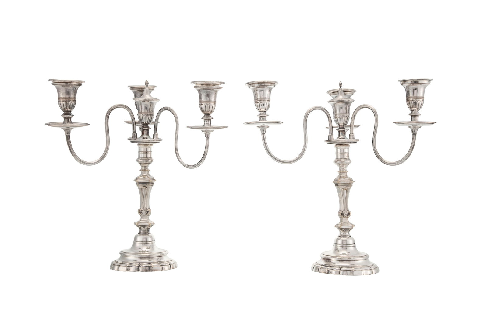 Paire de candélabres à 3 bras de lumière en métal argenté, XXe s., la base : Paire de candélabres à 3 bras de lumière en métal argenté, XXe s., la base ronde en accolade et les bras de lumière amovibles, h. 40 cm Condition traces de