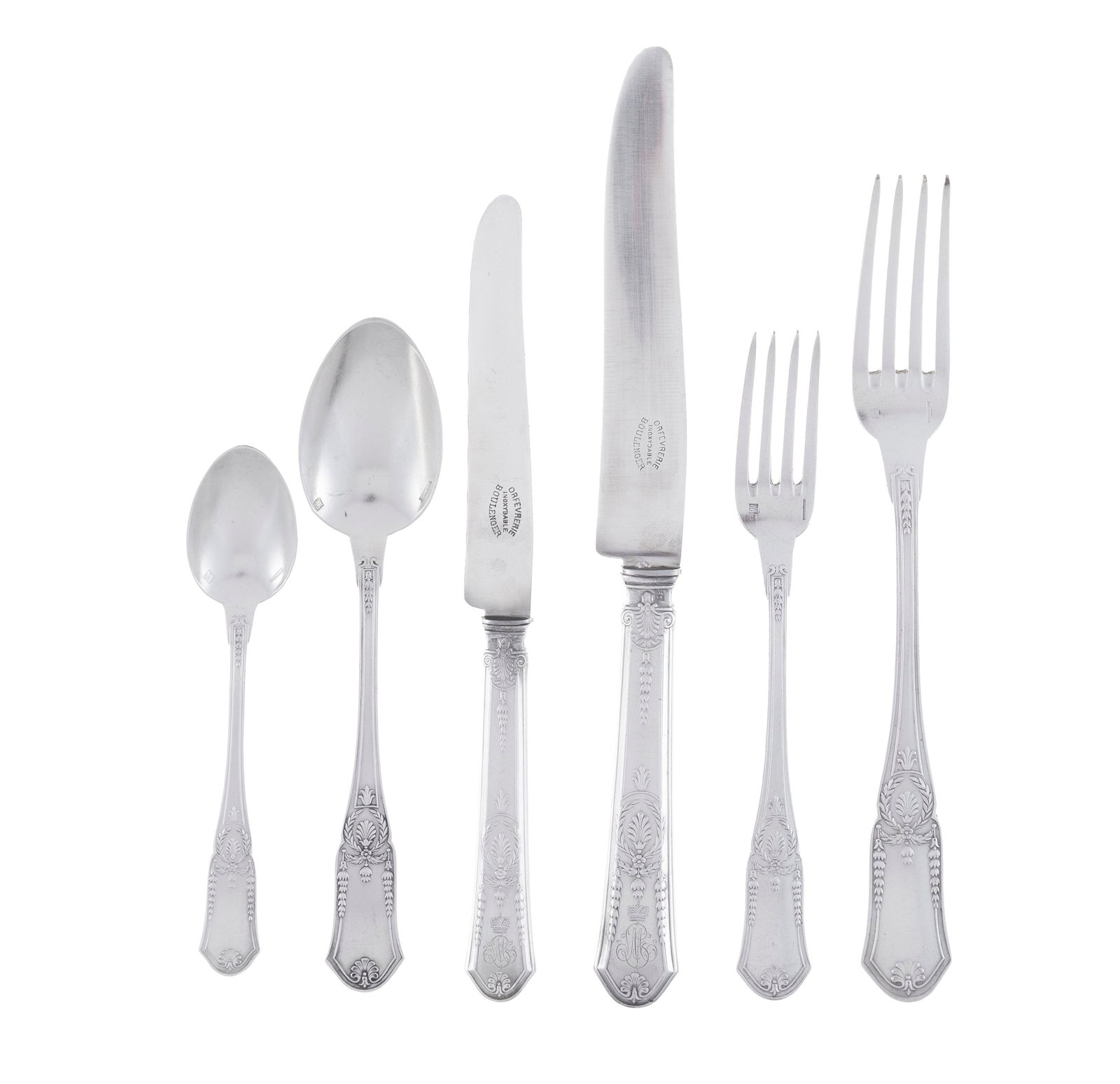 Ménagère en métal argenté Boulenger, à décor style Empire, gravée: Ménagère en métal argenté Boulenger, à décor style Empire, gravée d'un monogramme couronné (2 différents), comprenant 168 pièces: 28 fourchettes, 26