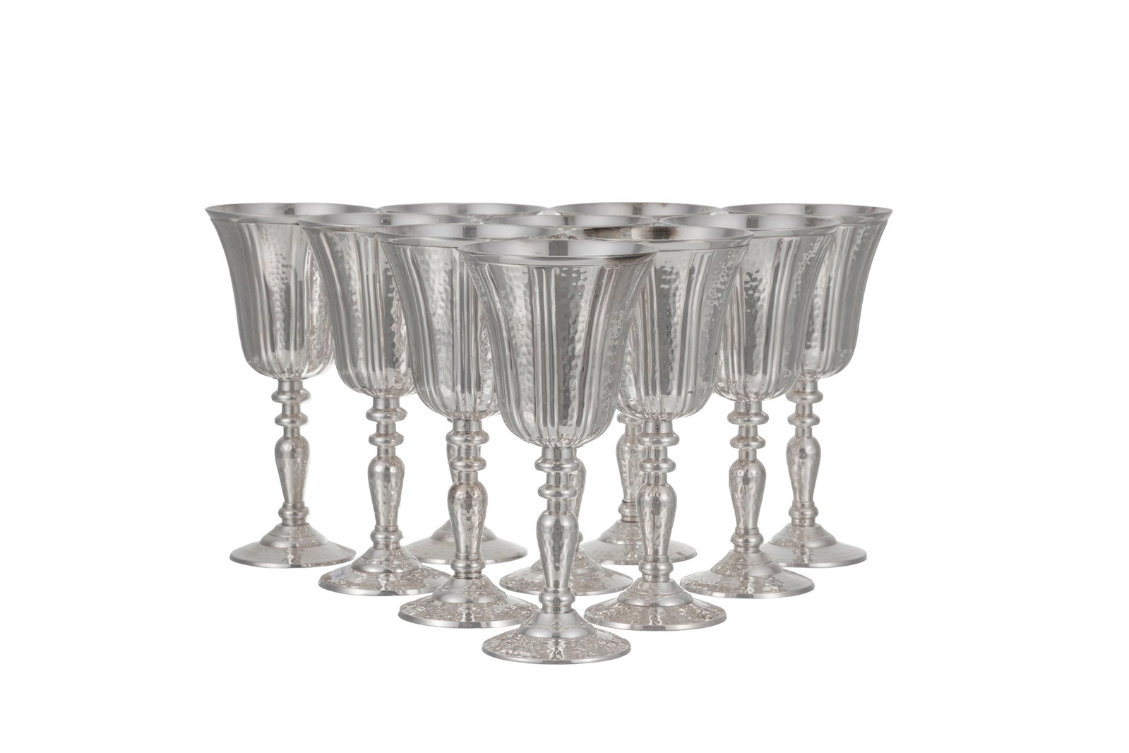 Suite de 10 verres calices en métal argenté martelé, XXe s., h. 20 cm: Suite de 10 verres calices en métal argenté martelé, XXe s., h. 20 cm Condition présence de microrayures d'usage général