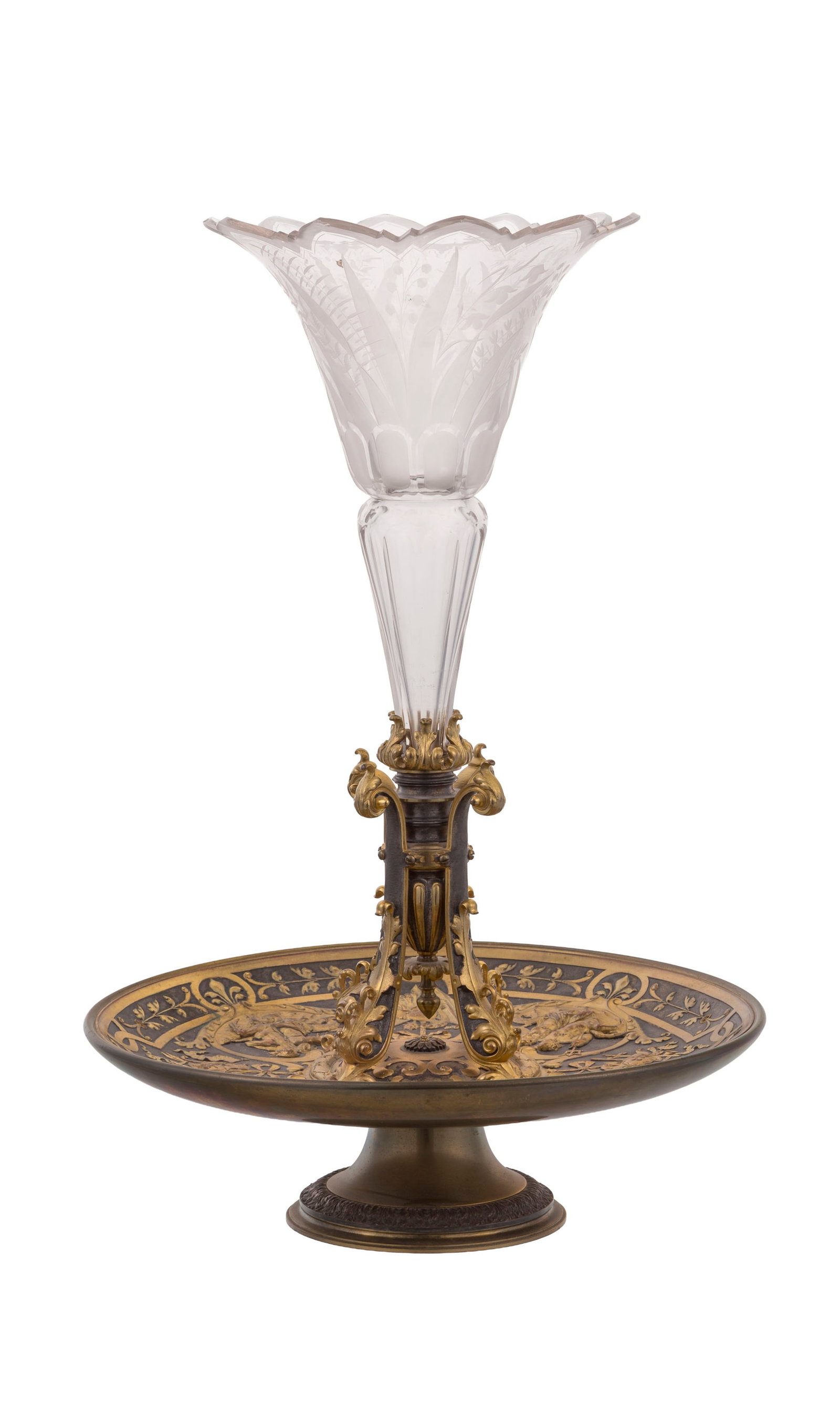 Vase cornet en cristal et sa monture présentoir en métal doré et mat, à riche d&: Vase cornet en cristal et sa monture présentoir en métal doré et mat, à riche décor ciselé de scènes mythologiques et feuillage, h. 53,5 cm Condition éclats